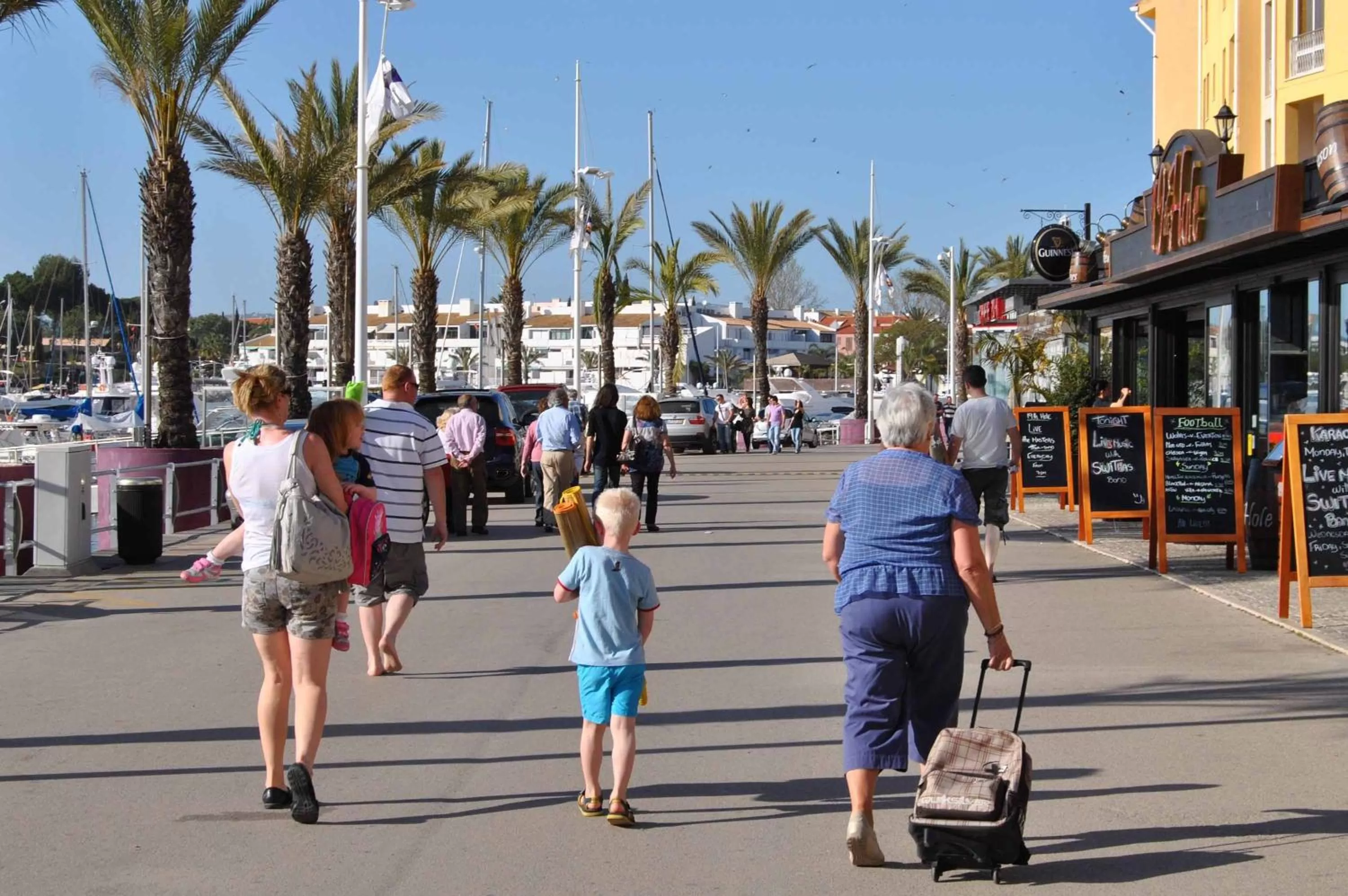 People in Hotel Pinhal do Sol