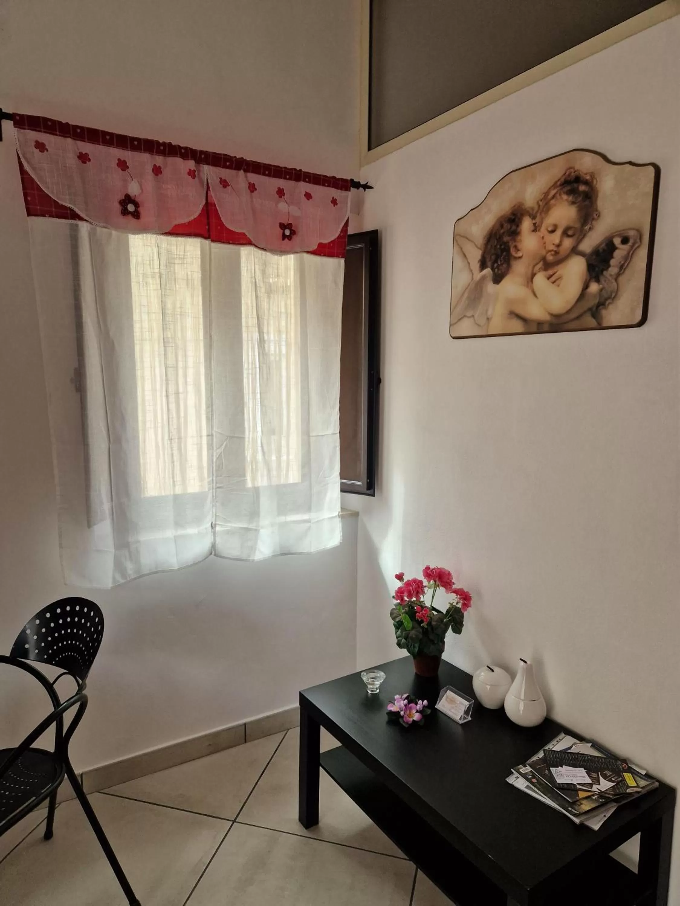 Photo of the whole room in La Gardenia