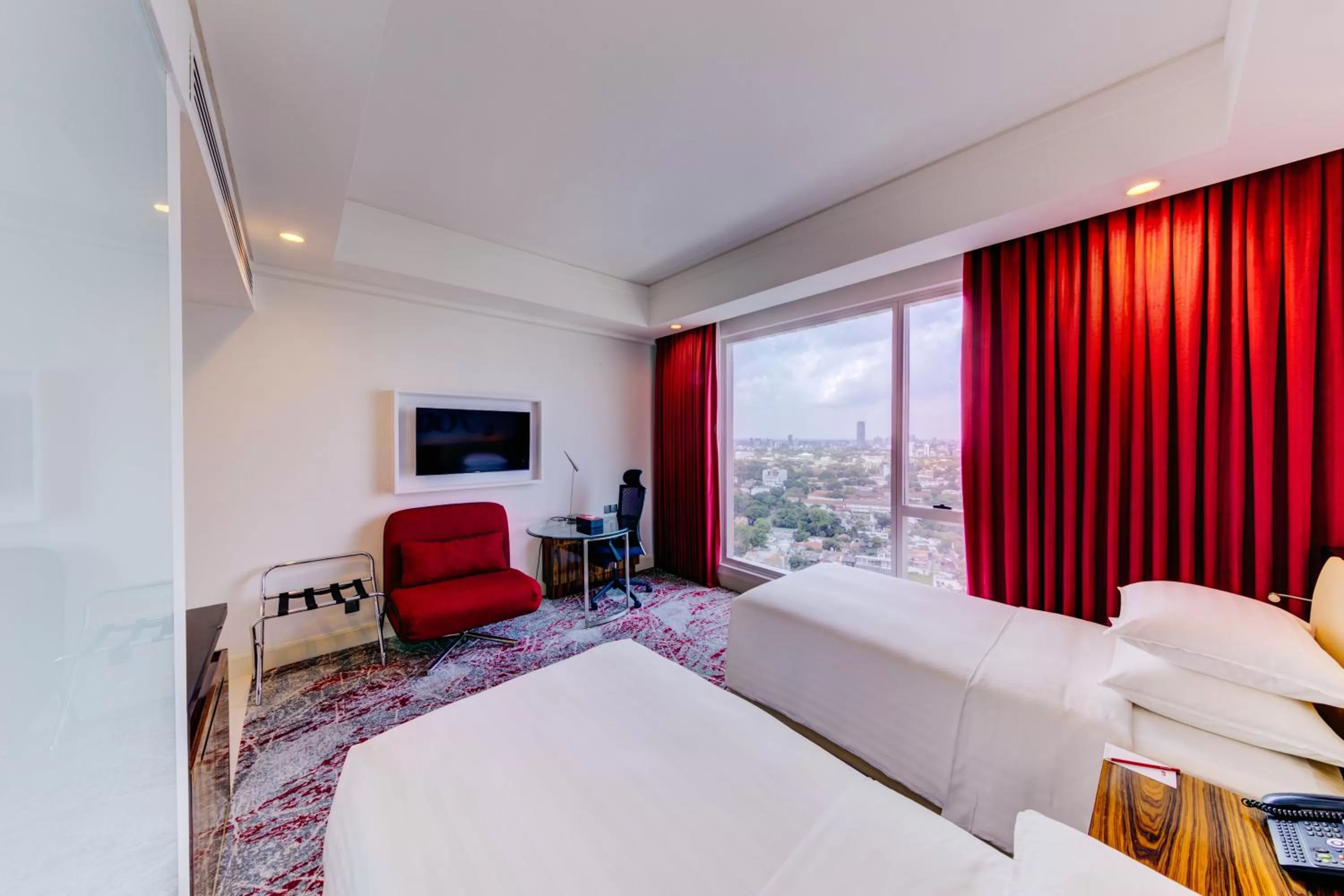 Photo of the whole room, Bed in Cinnamon Red Colombo