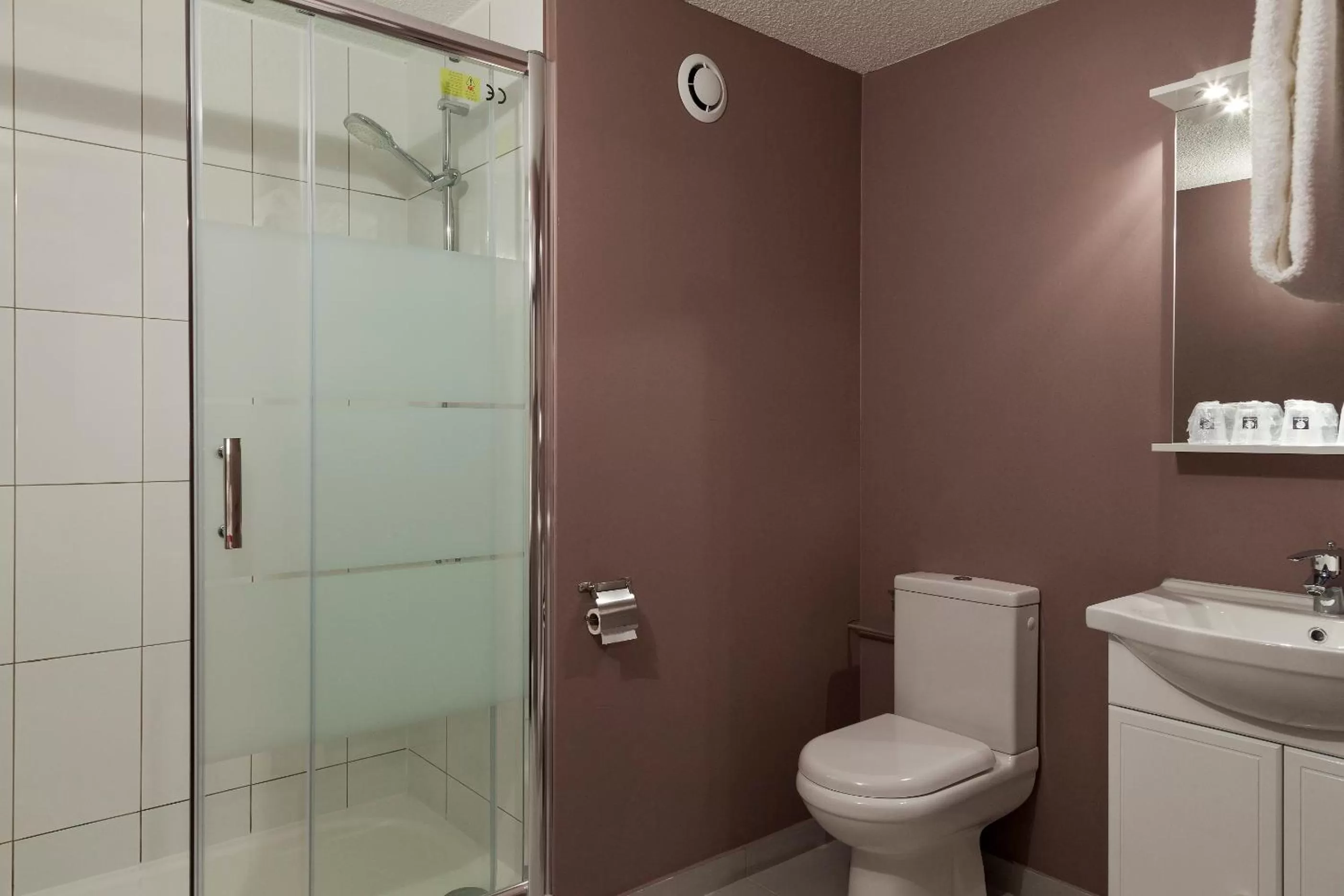 Bathroom in HÔTEL ÉDEN - Metz Nord - Woippy - Porte du Luxembourg - A31