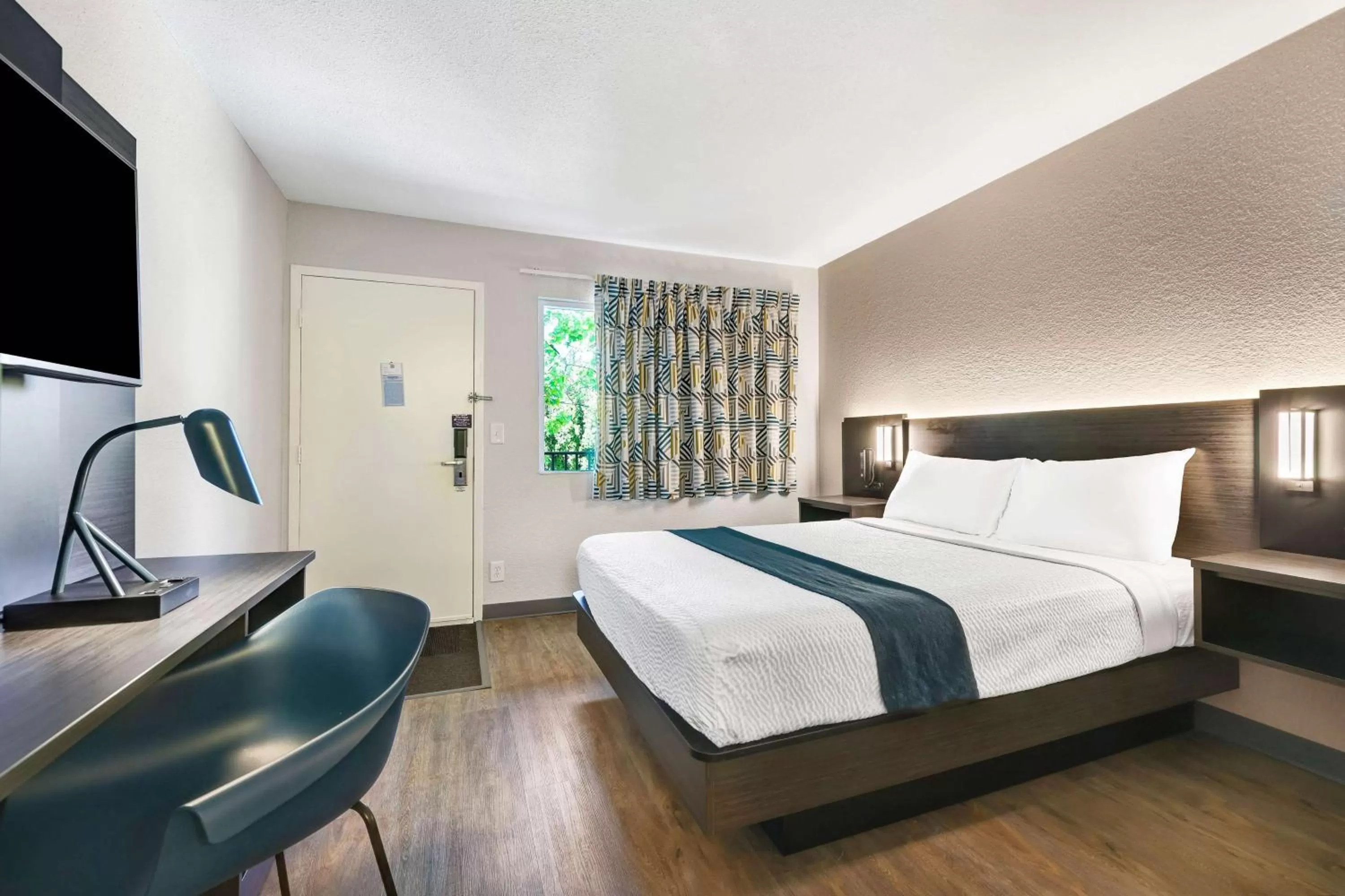 Photo of the whole room, Bed in Motel 6-Issaquah, WA - Seattle - East