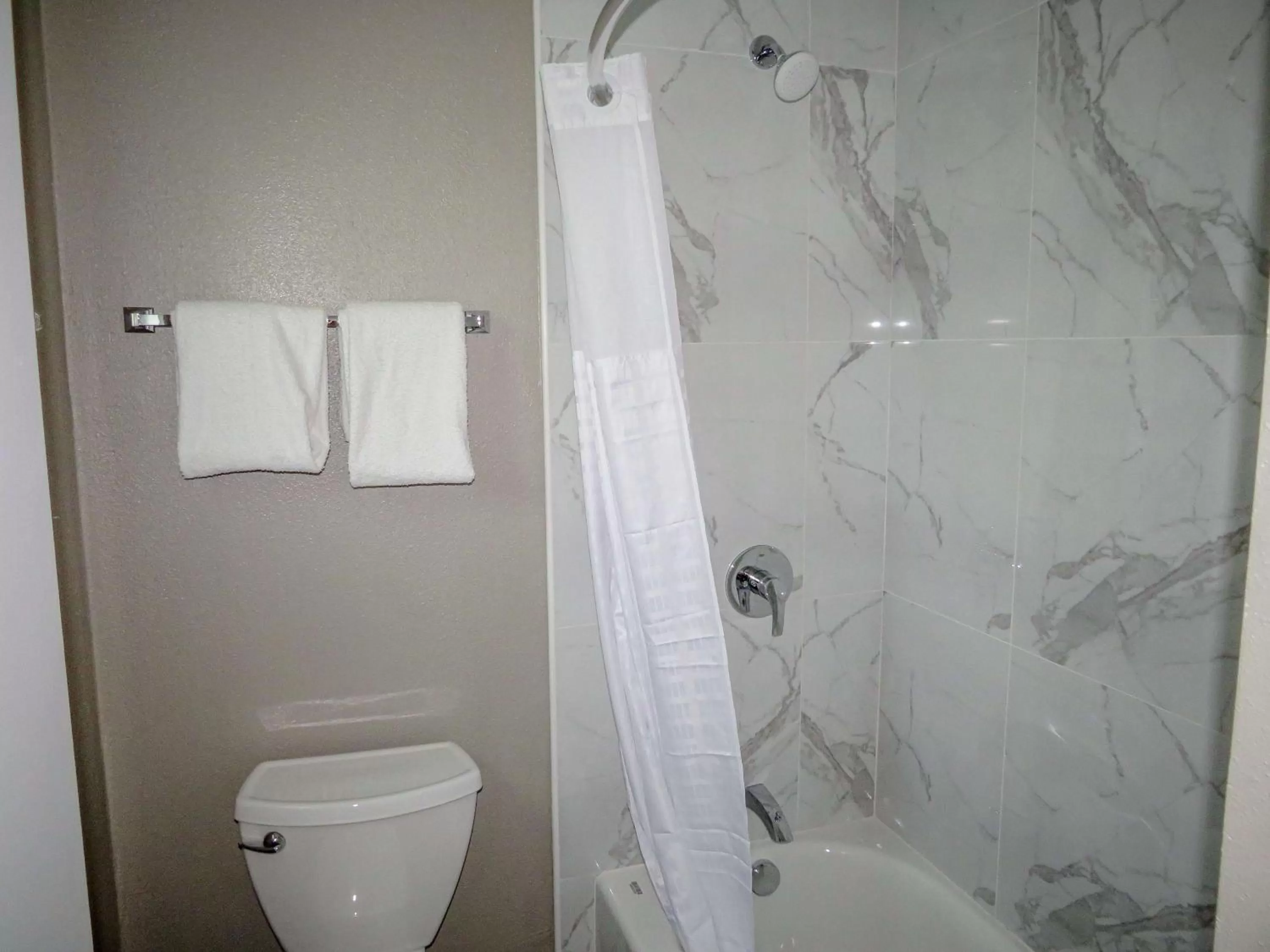 Bathroom in Motel 6 Tigard, Or - Portland Southwest