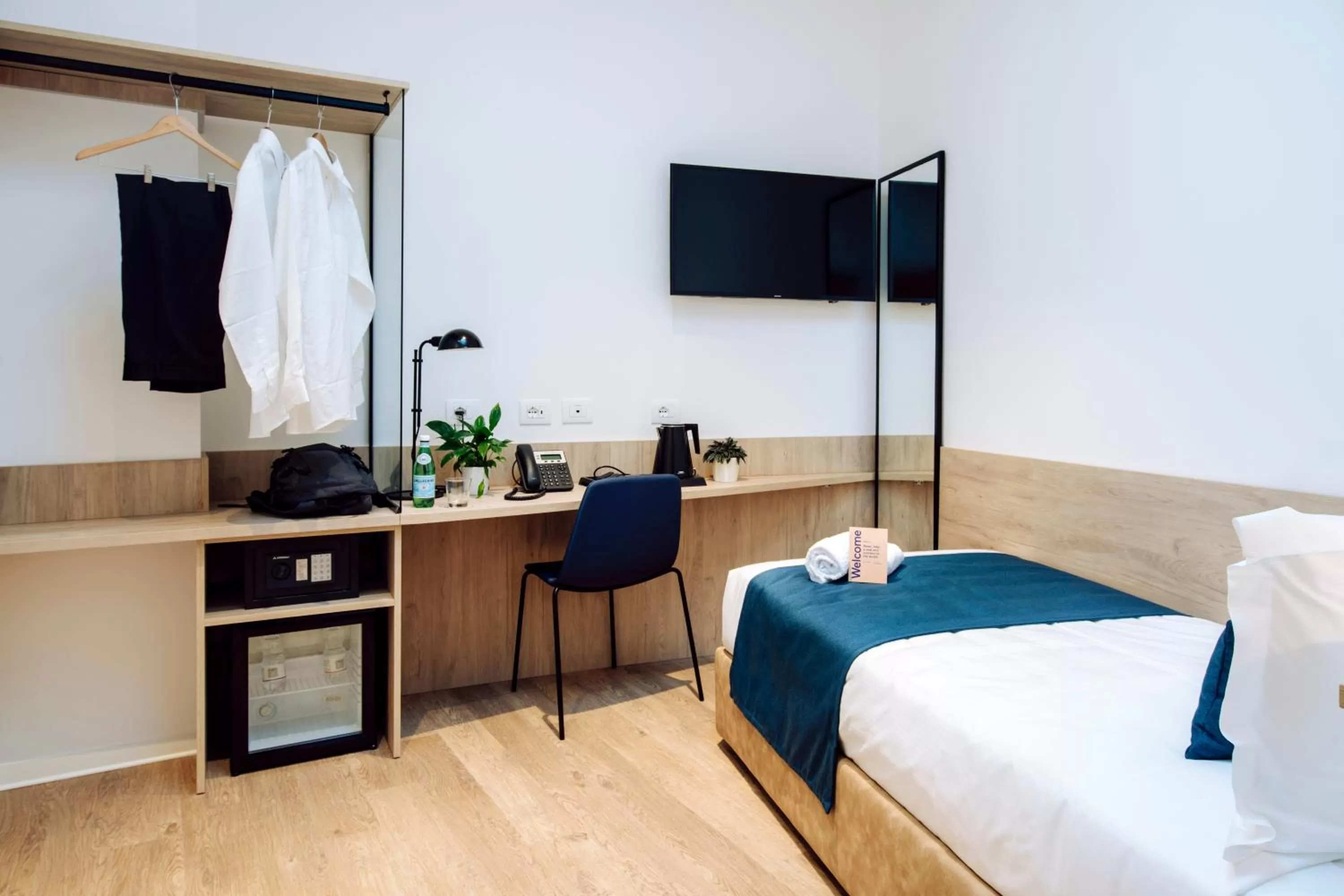 Shower, Bed in Air Rooms Rome Airport by HelloSky