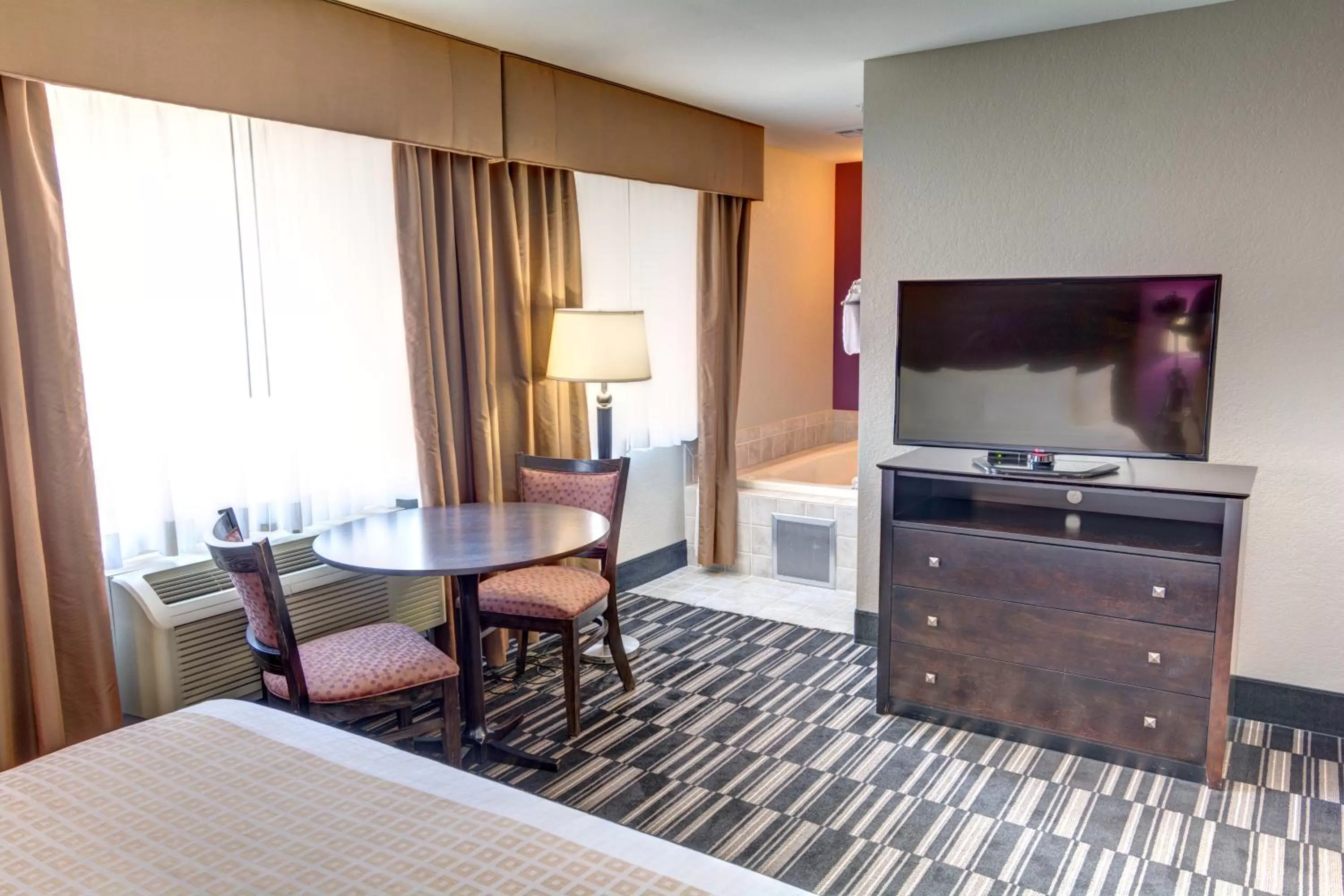 Living room, Bed in La Quinta by Wyndham Spokane Valley