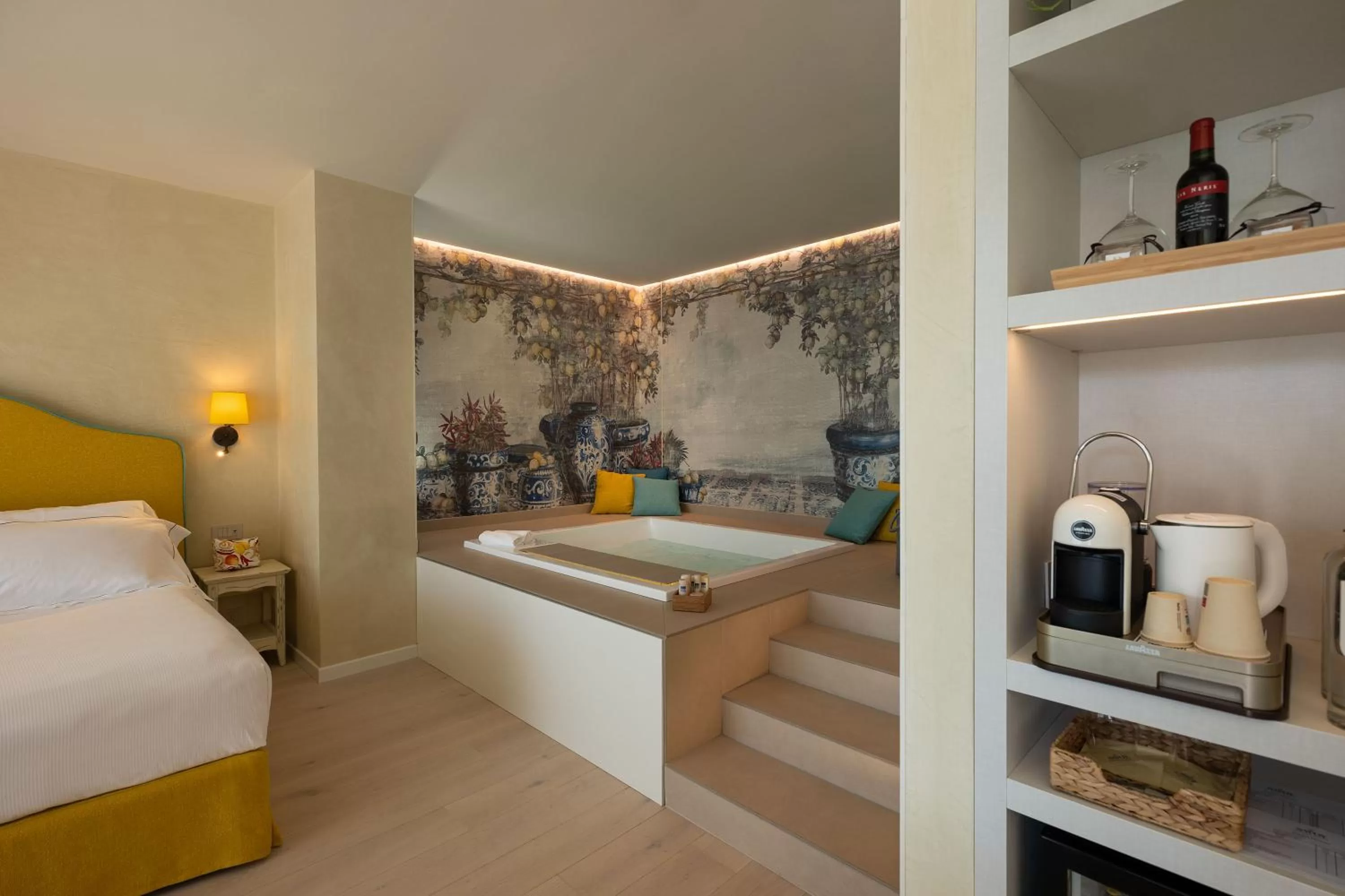 Hot Tub, Bed in Savoy Beach Hotel & Thermal Spa