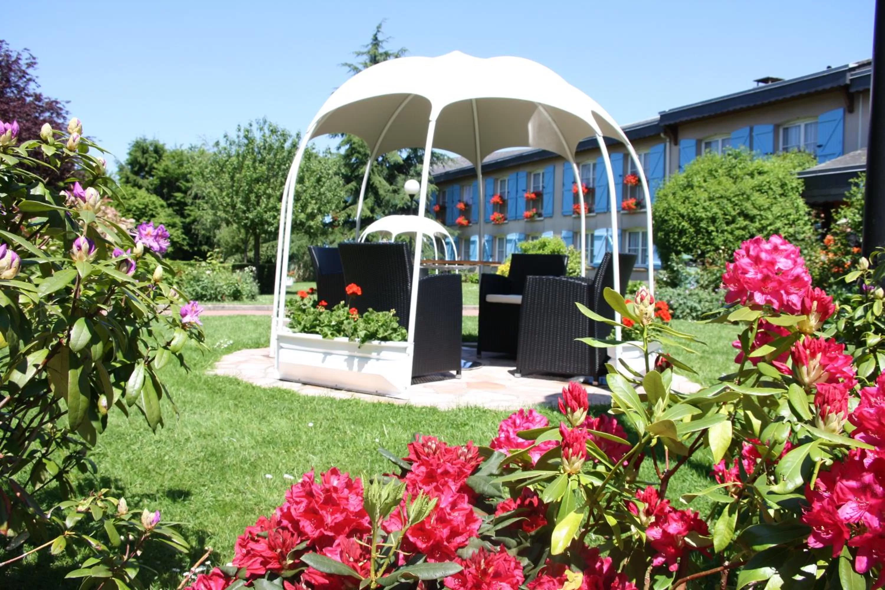 Facade/entrance in La Berteliere, The Originals Relais