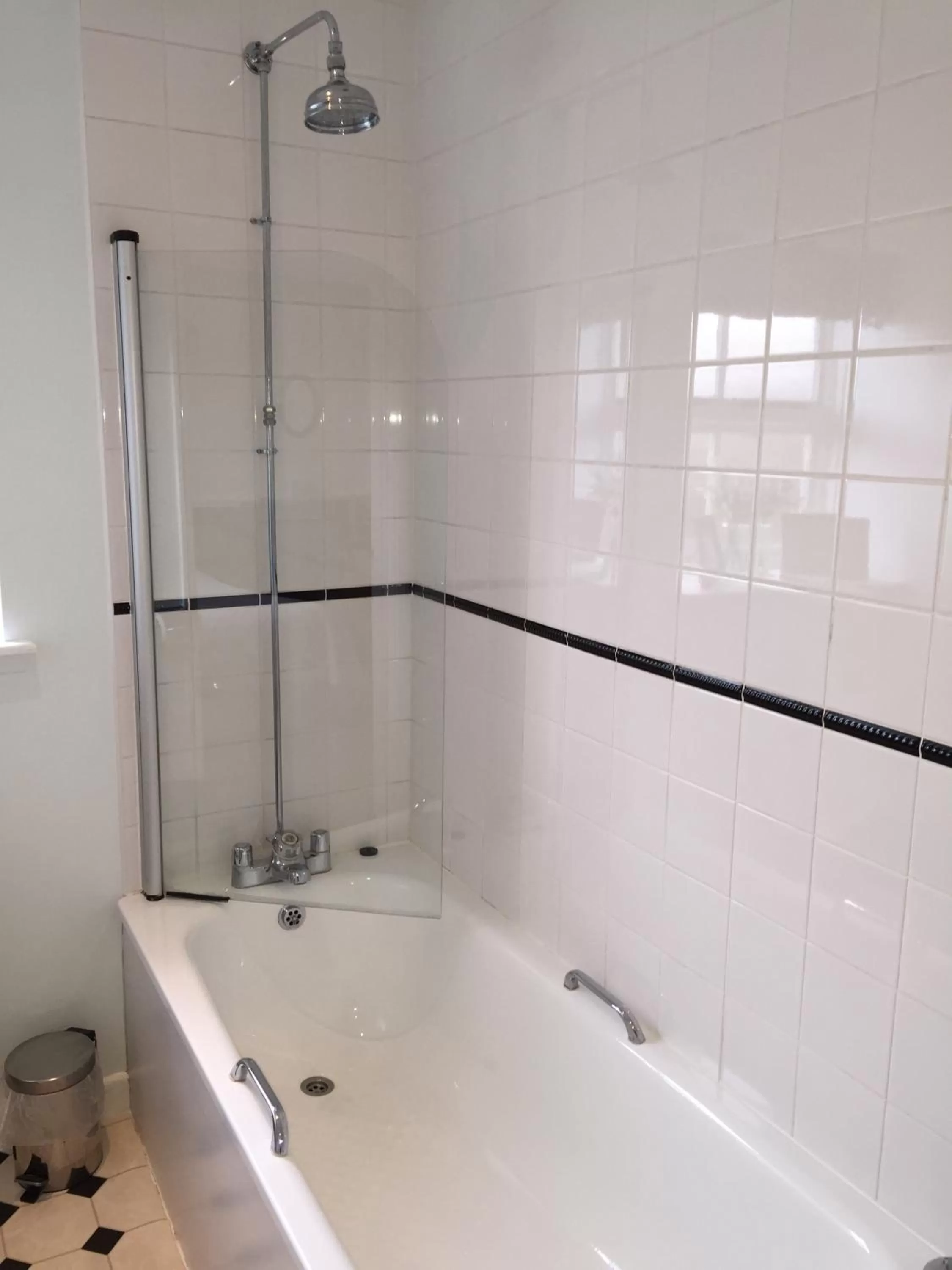 Shower in The Ship Inn