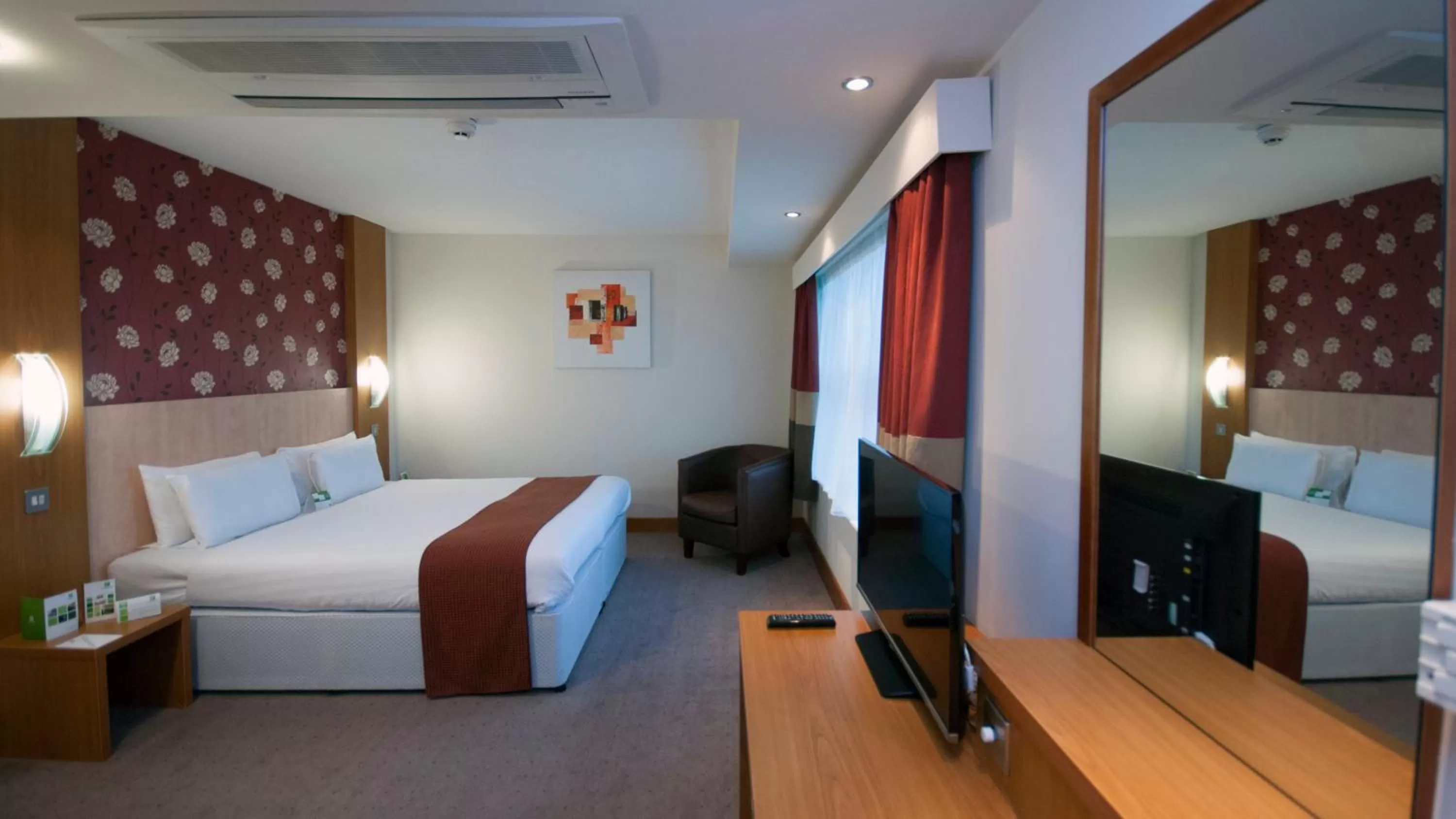 Bed in Holiday Inn Manchester - Central Park, an IHG Hotel