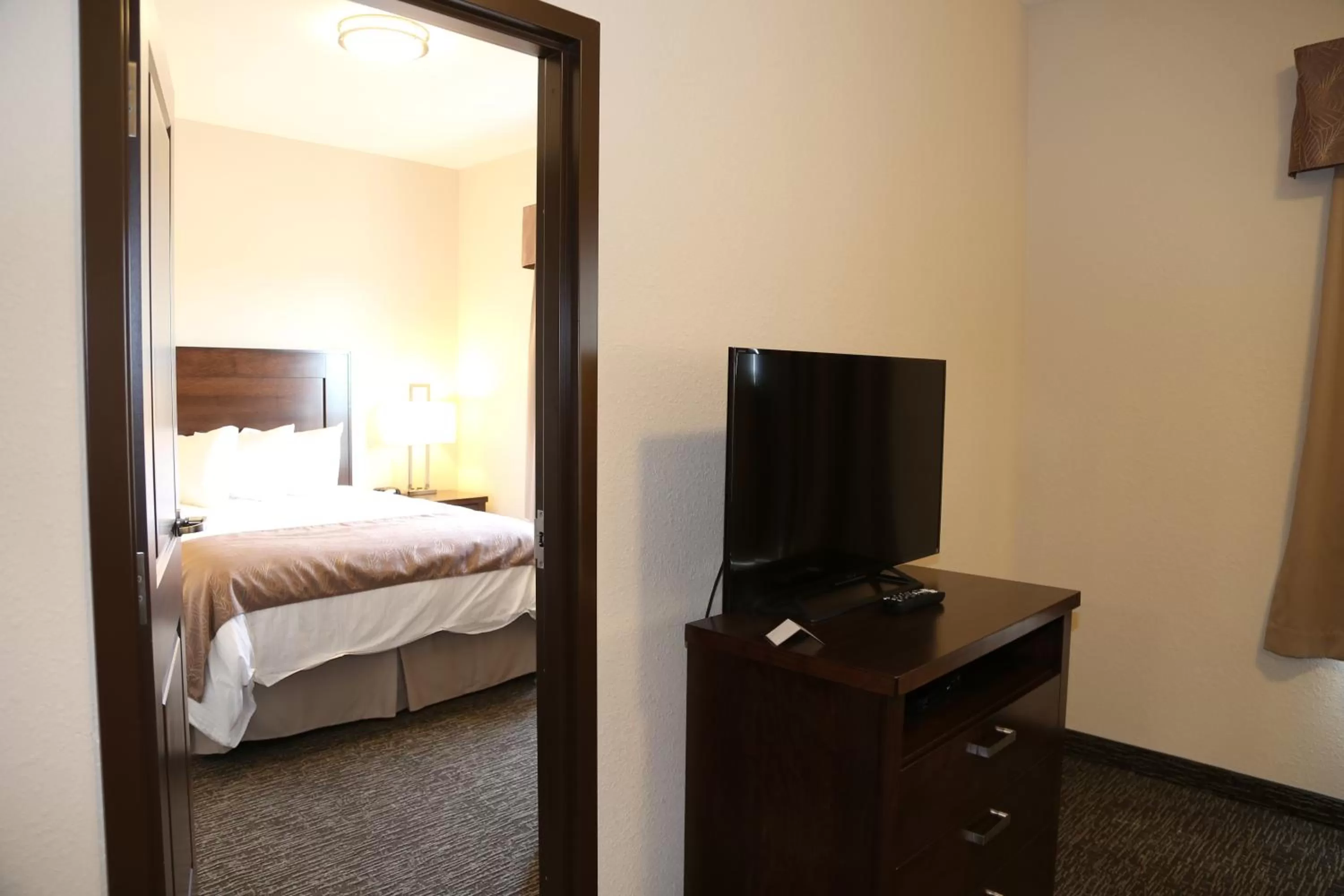 TV/Entertainment Center in Prairie Moon Inn & Suites Macklin