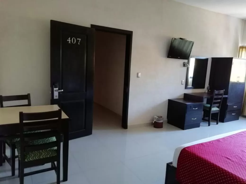 hair dresser, Bed in Hotel Madrid