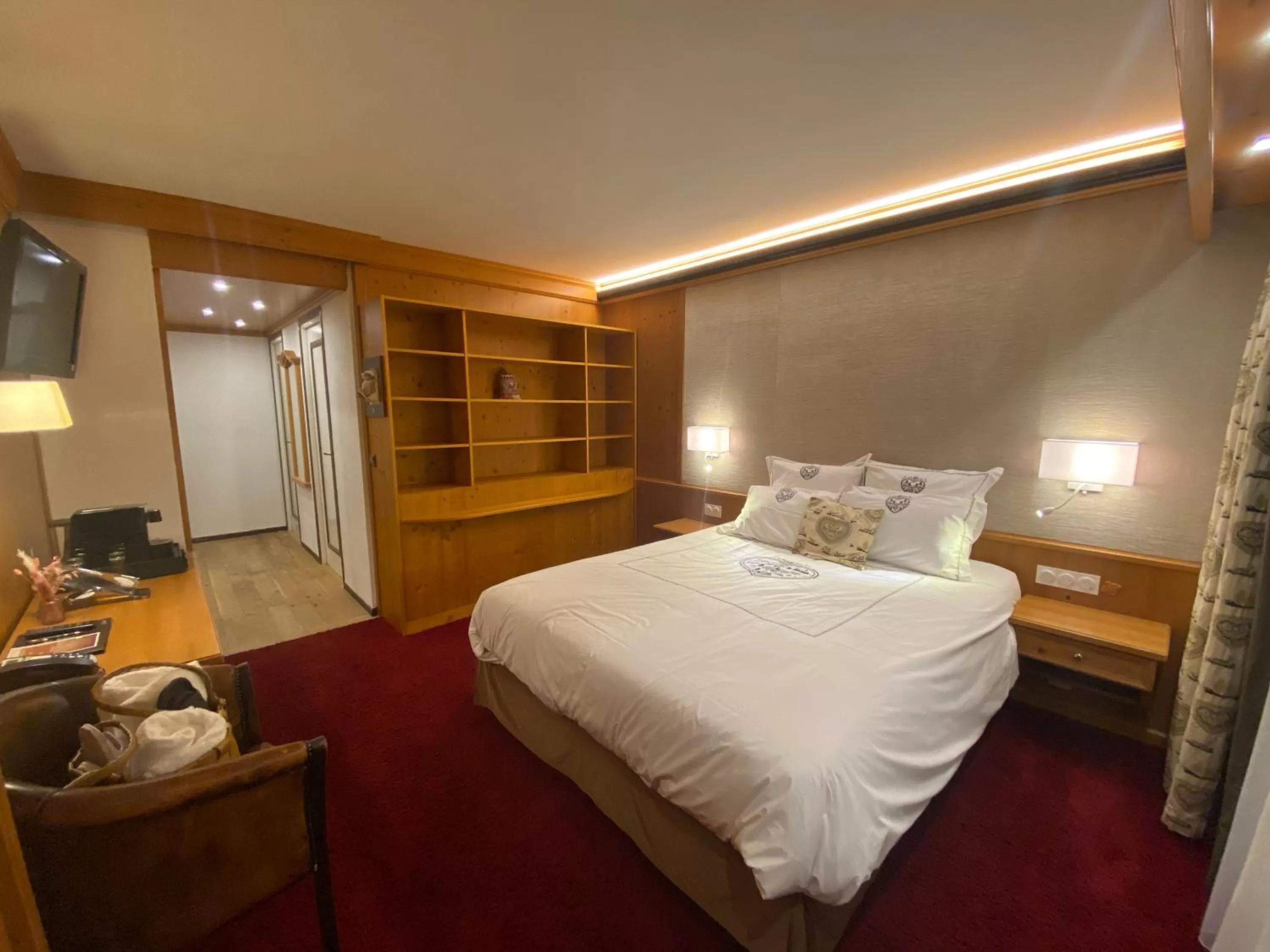 Bedroom, Bed in Hôtel Macchi Restaurant & Spa