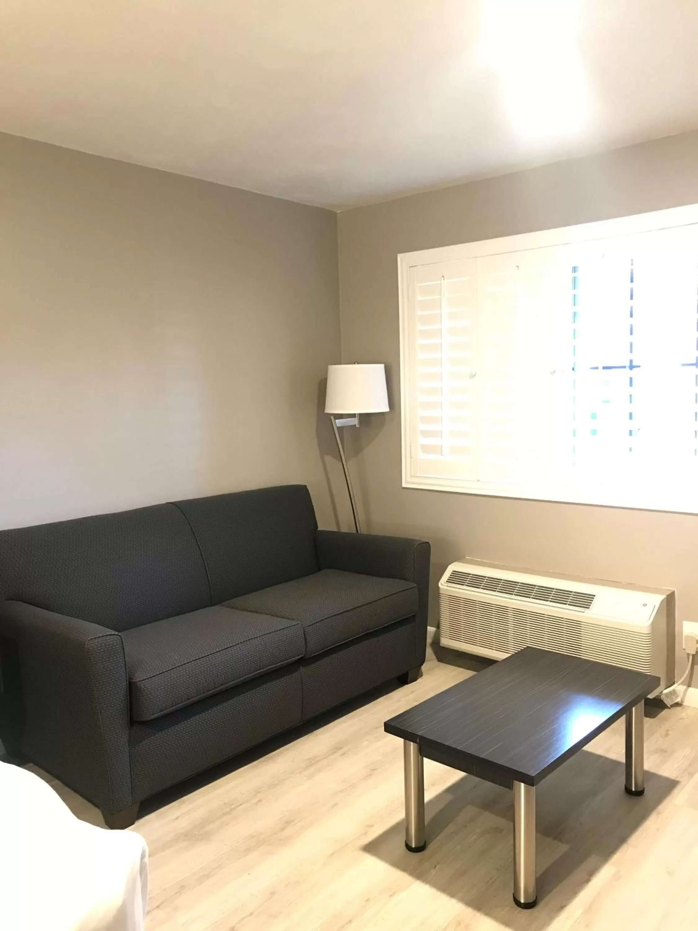 Seating area in SureStay Plus by Best Western Santa Clara Silicon Valley