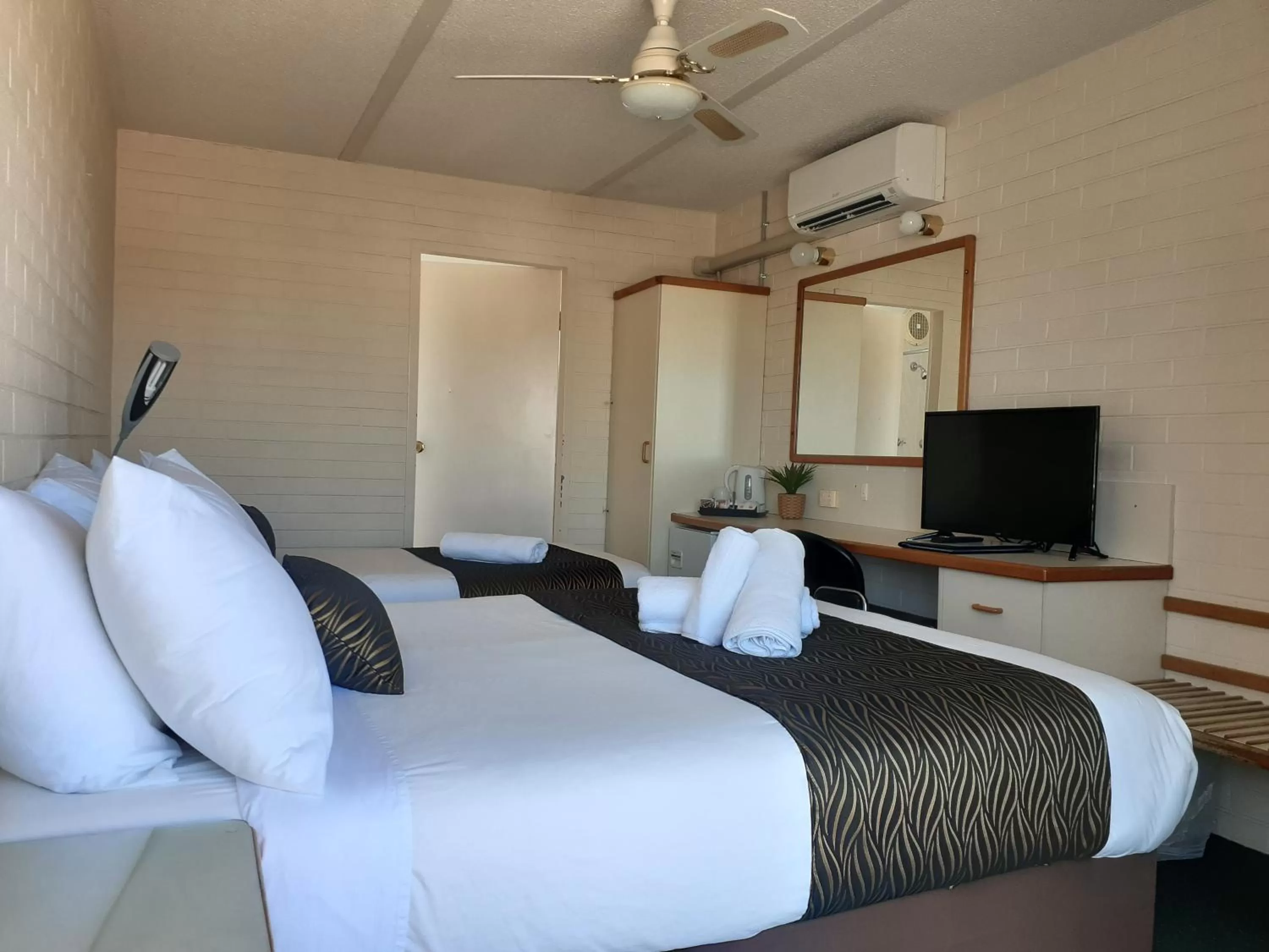 Bed in Crest Motor Inn