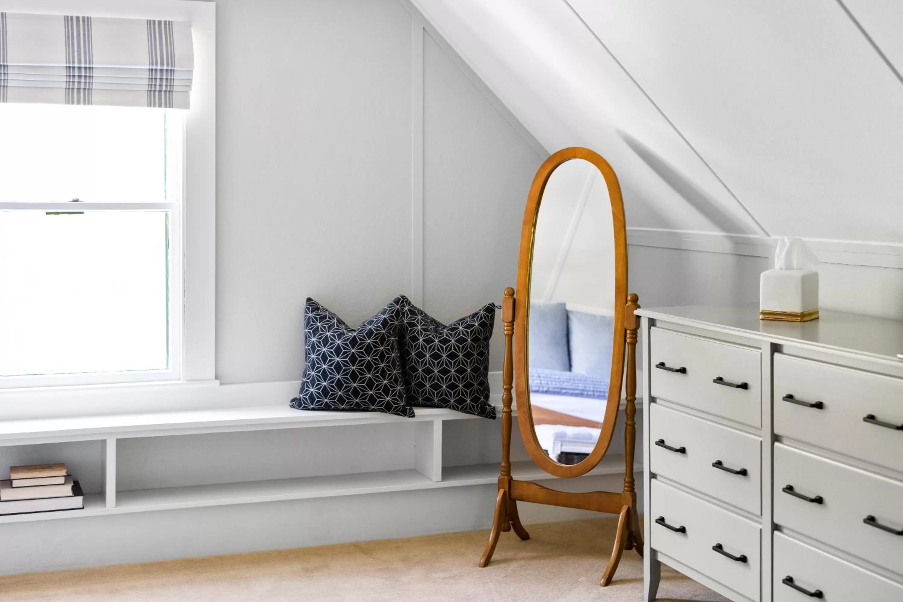 wardrobe, Seating Area in Noble House Inn