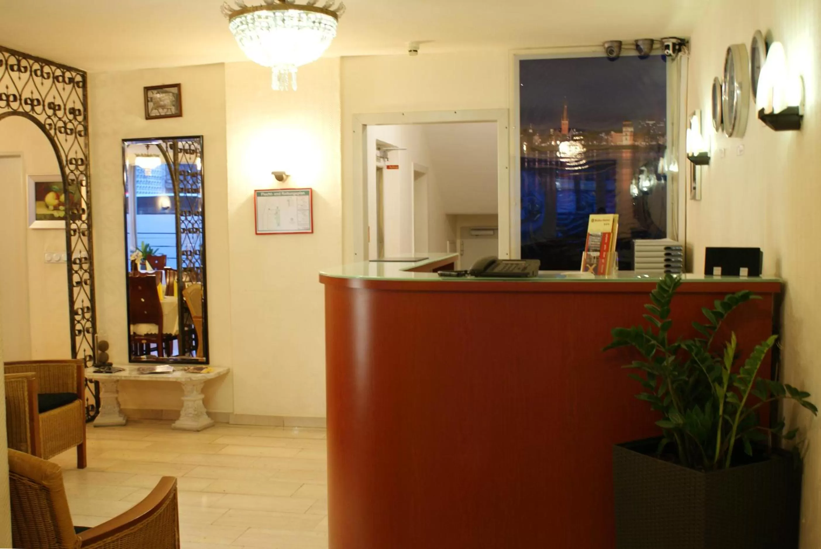 Lobby or reception in Bahn-Hotel