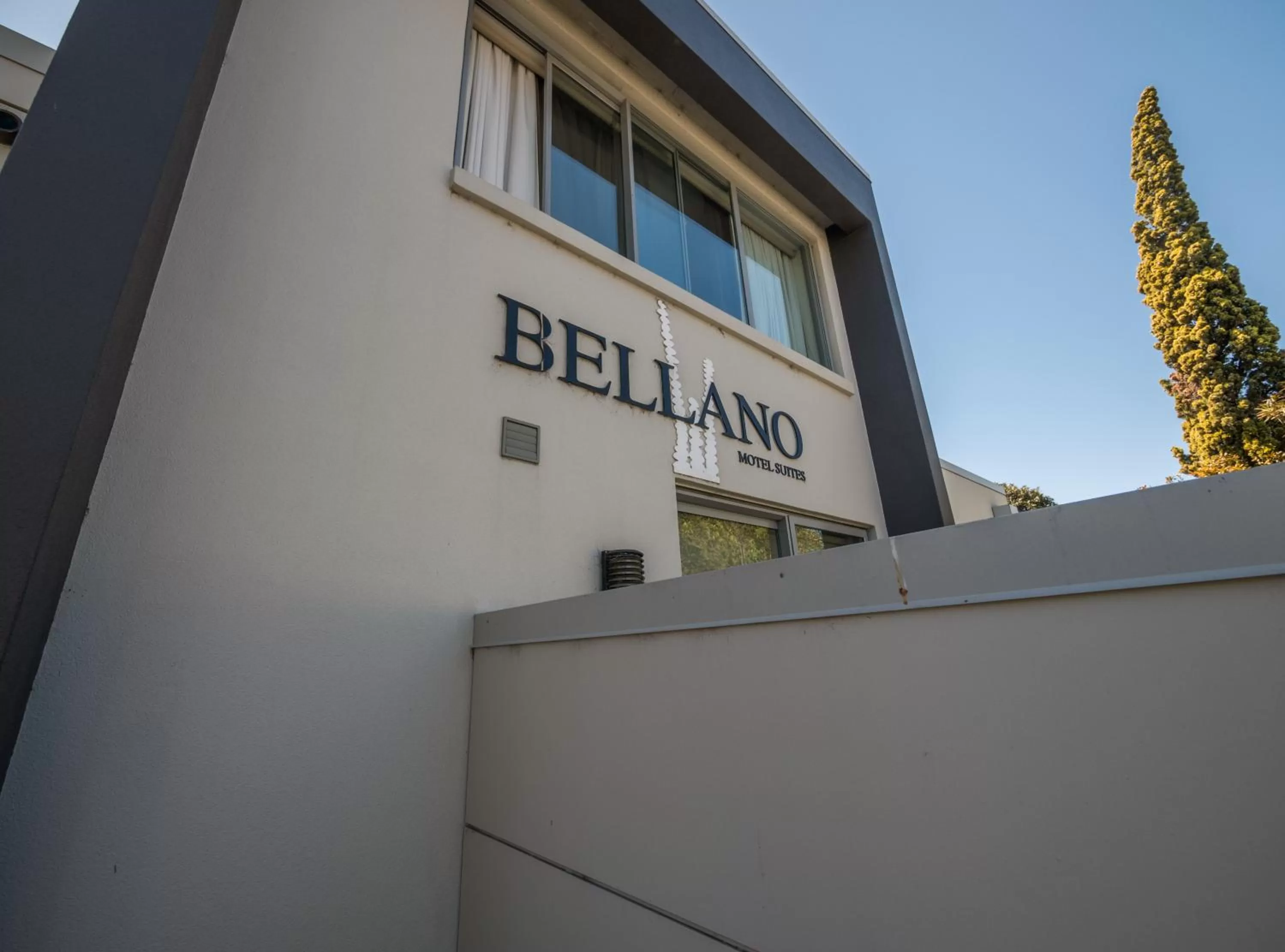 Facade/entrance in Bellano Motel Suites