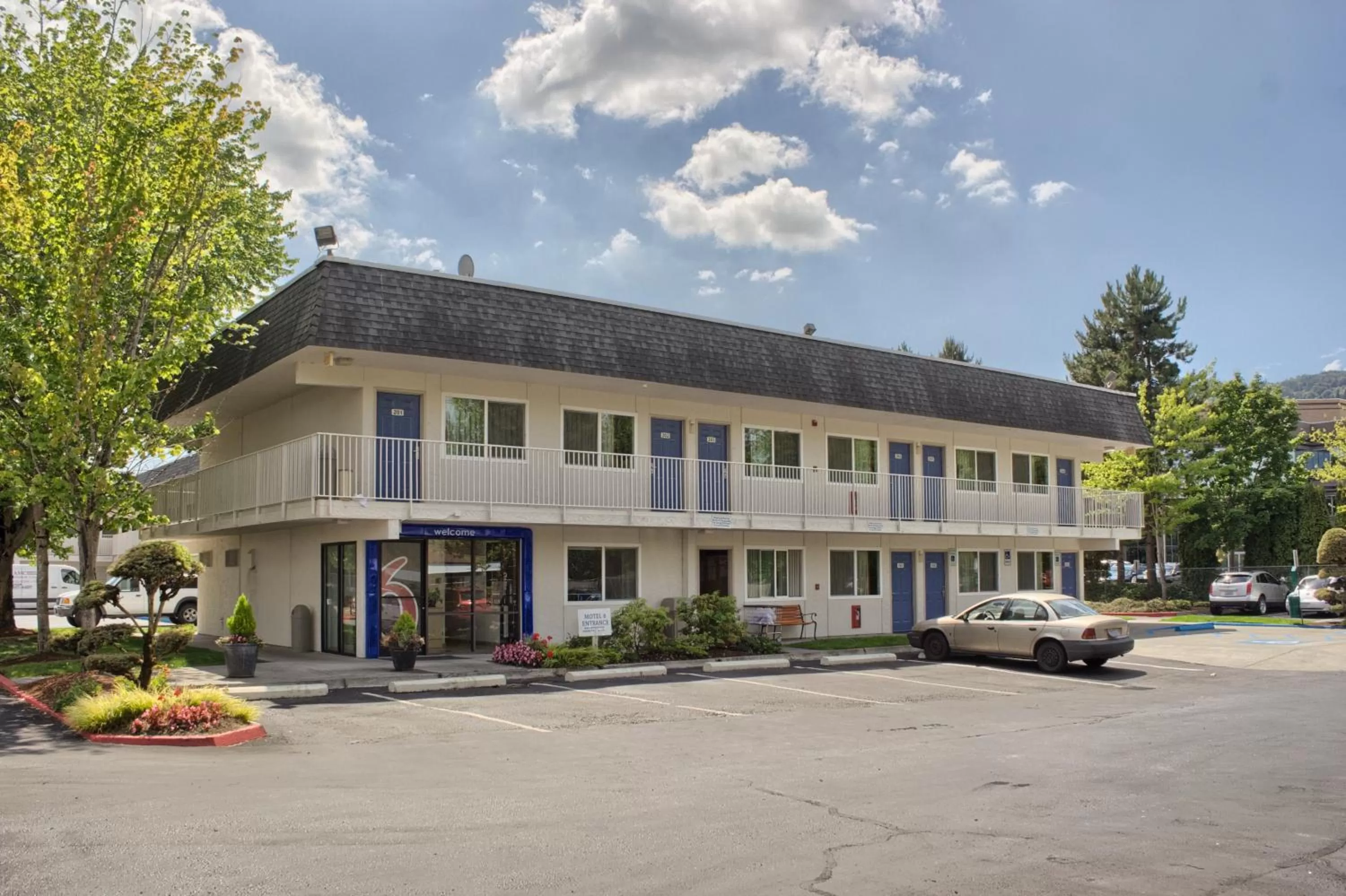 Facade/entrance in Motel 6-Issaquah, WA - Seattle - East