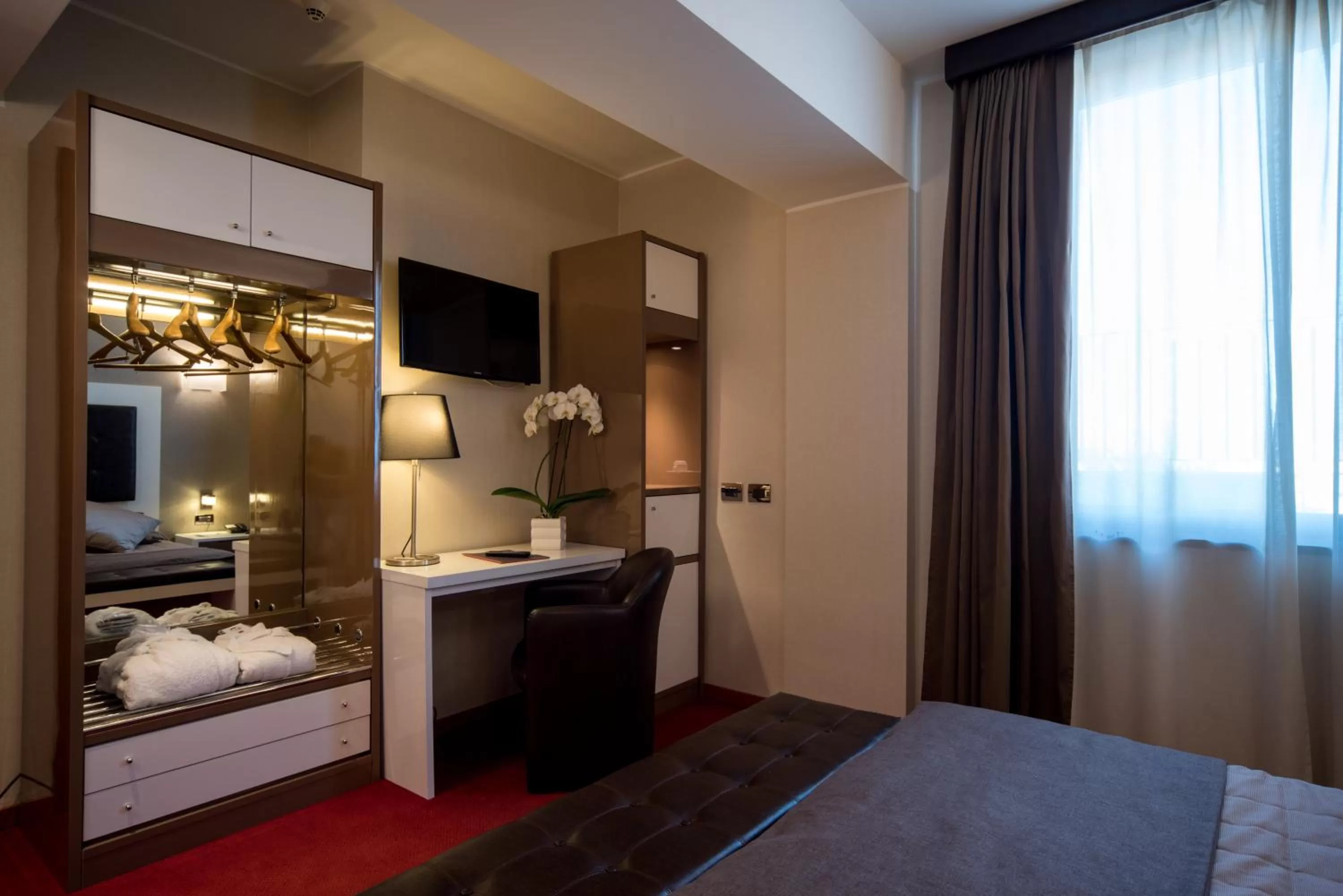 Property building, Bed in Magri's Hotel