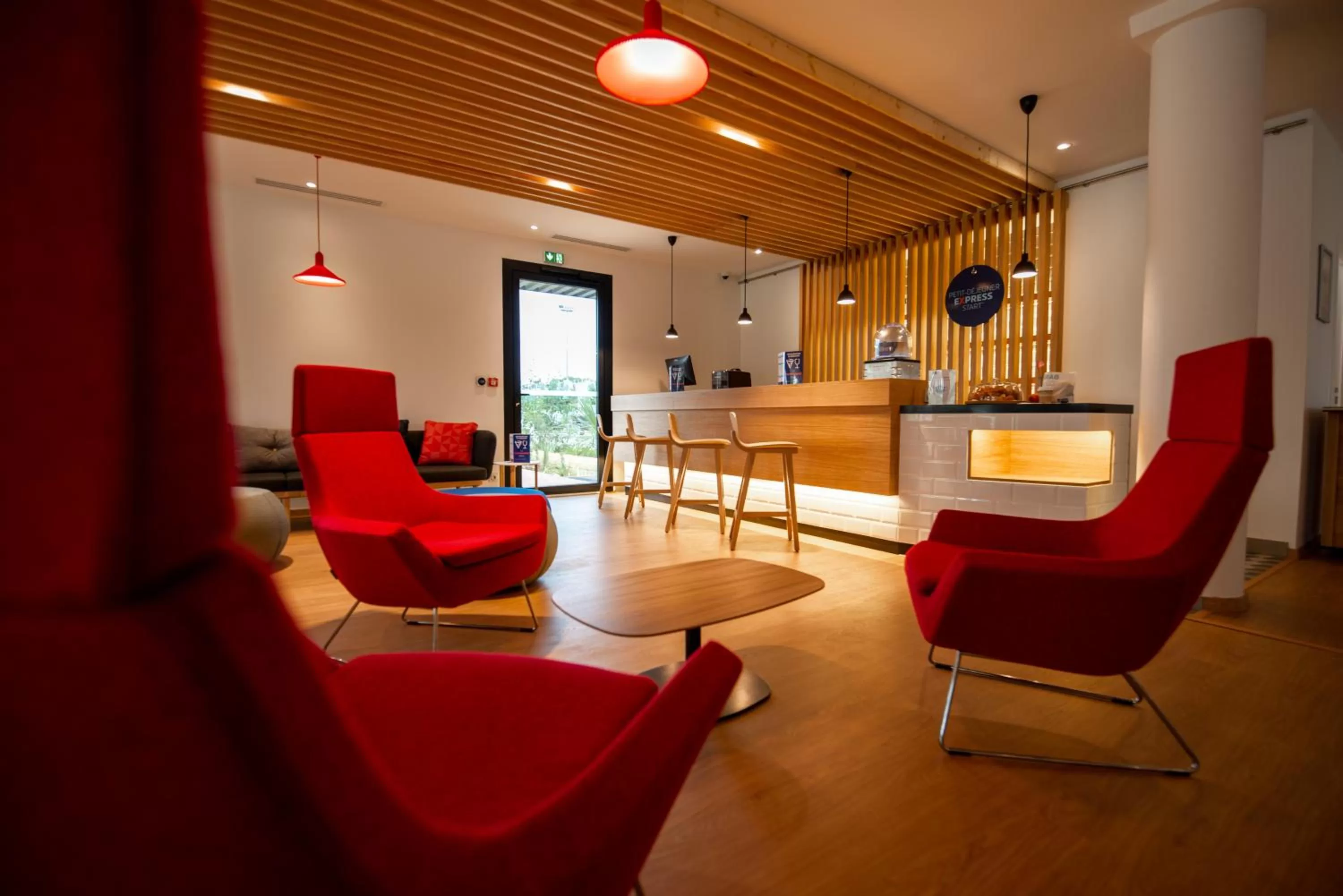 Communal lounge/ TV room in Holiday Inn Express - Arcachon - La Teste by IHG