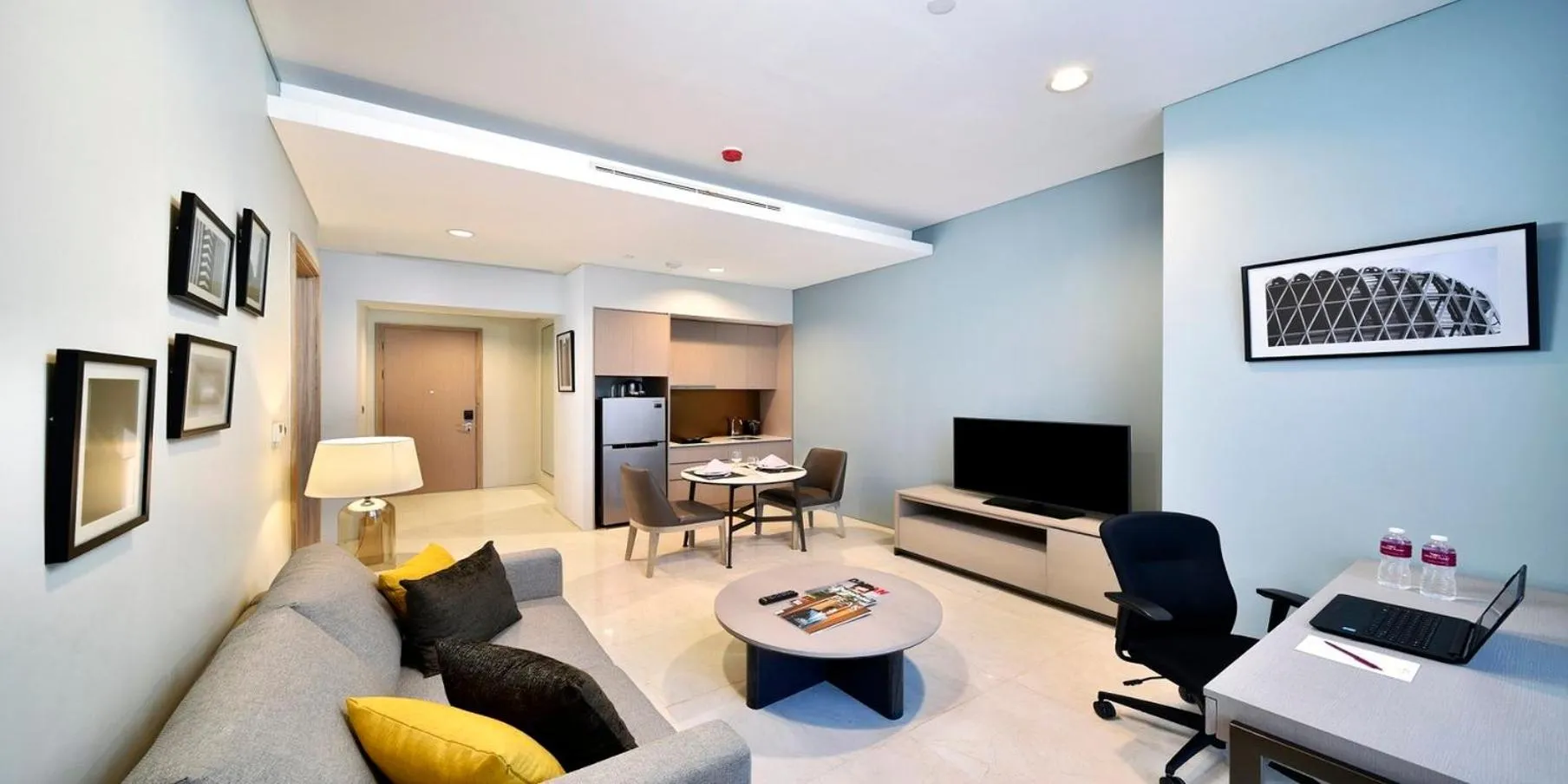 Photo of the whole room, Seating Area in Crowne Plaza Jakarta Residences, an IHG Hotel