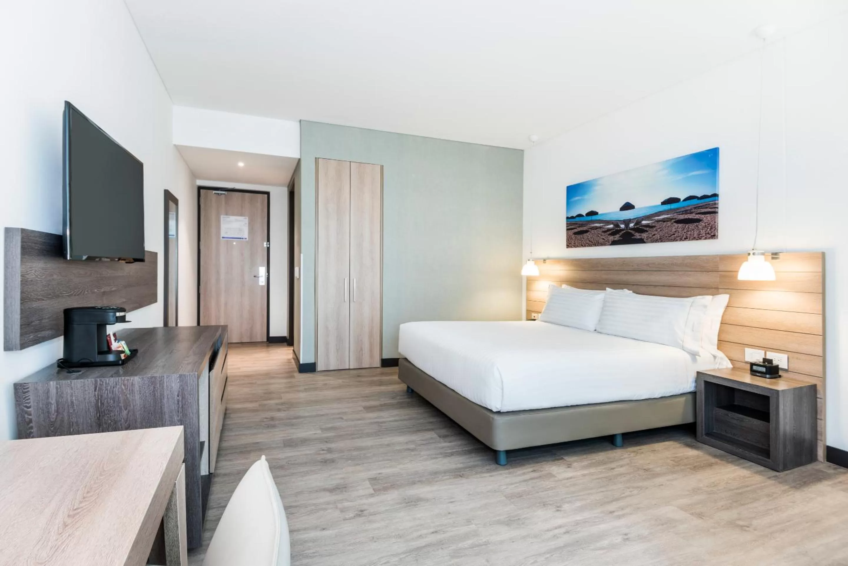 Bathroom, Bed in Holiday Inn Express - Barranquilla Buenavista by IHG