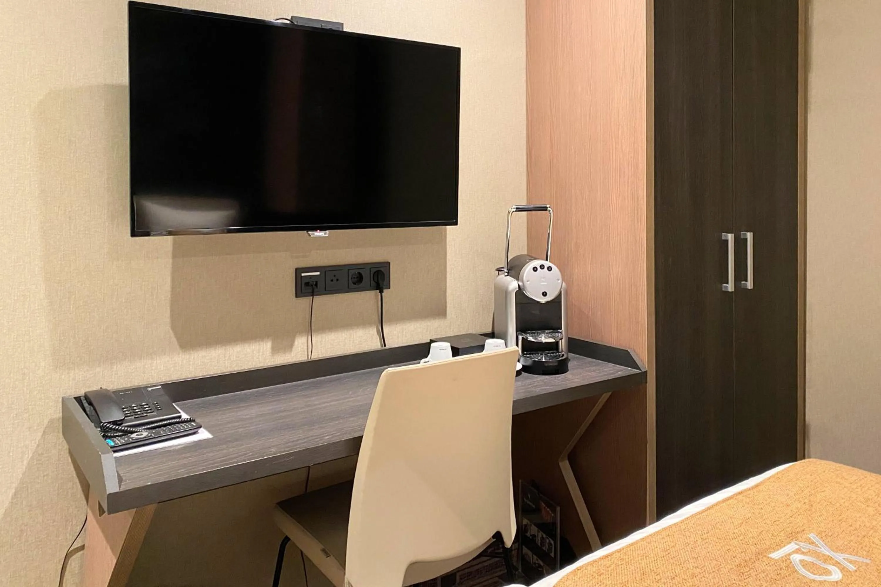 Twin Room no window in XO Hotel Inner