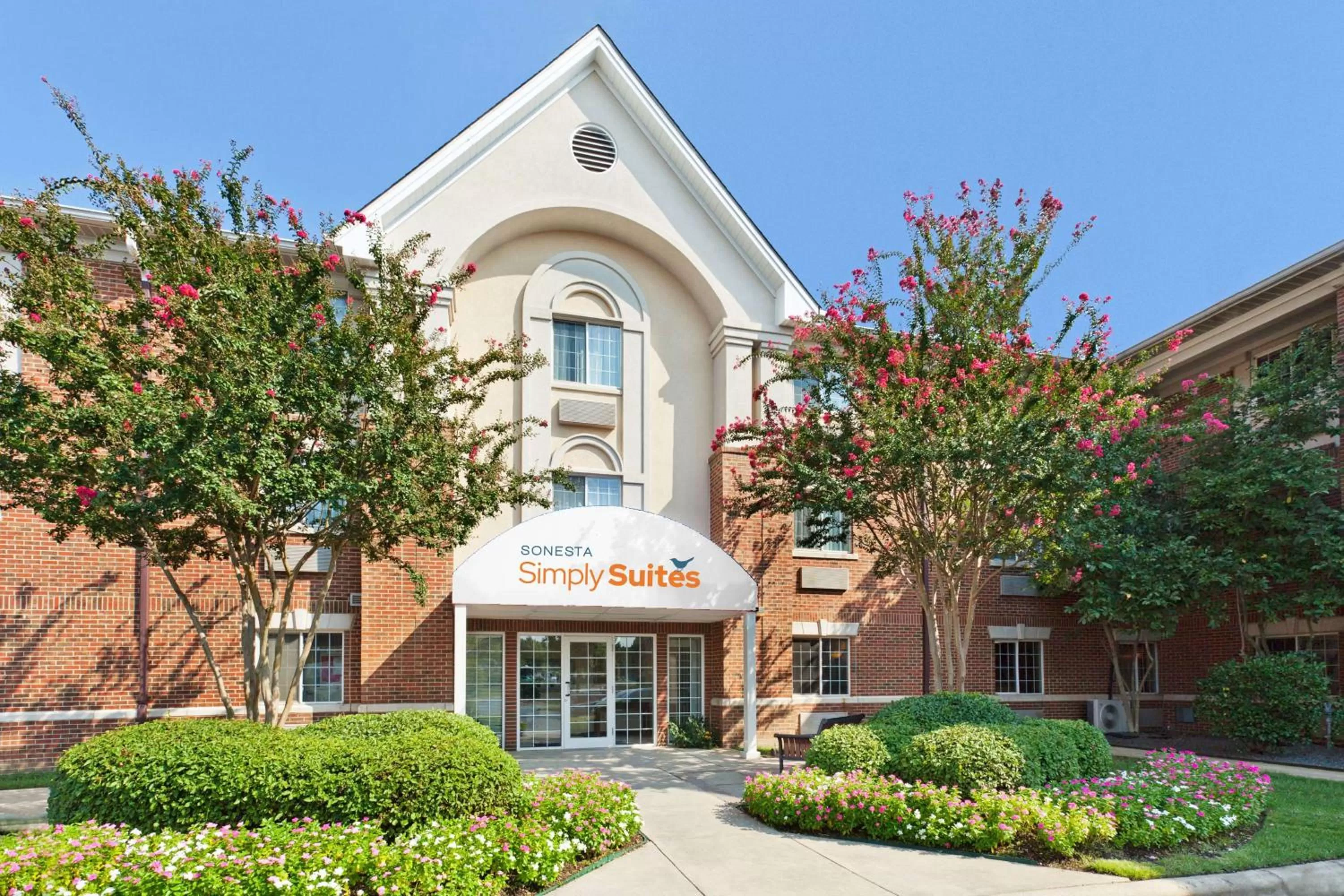 Property building in Sonesta Simply Suites Charlotte University