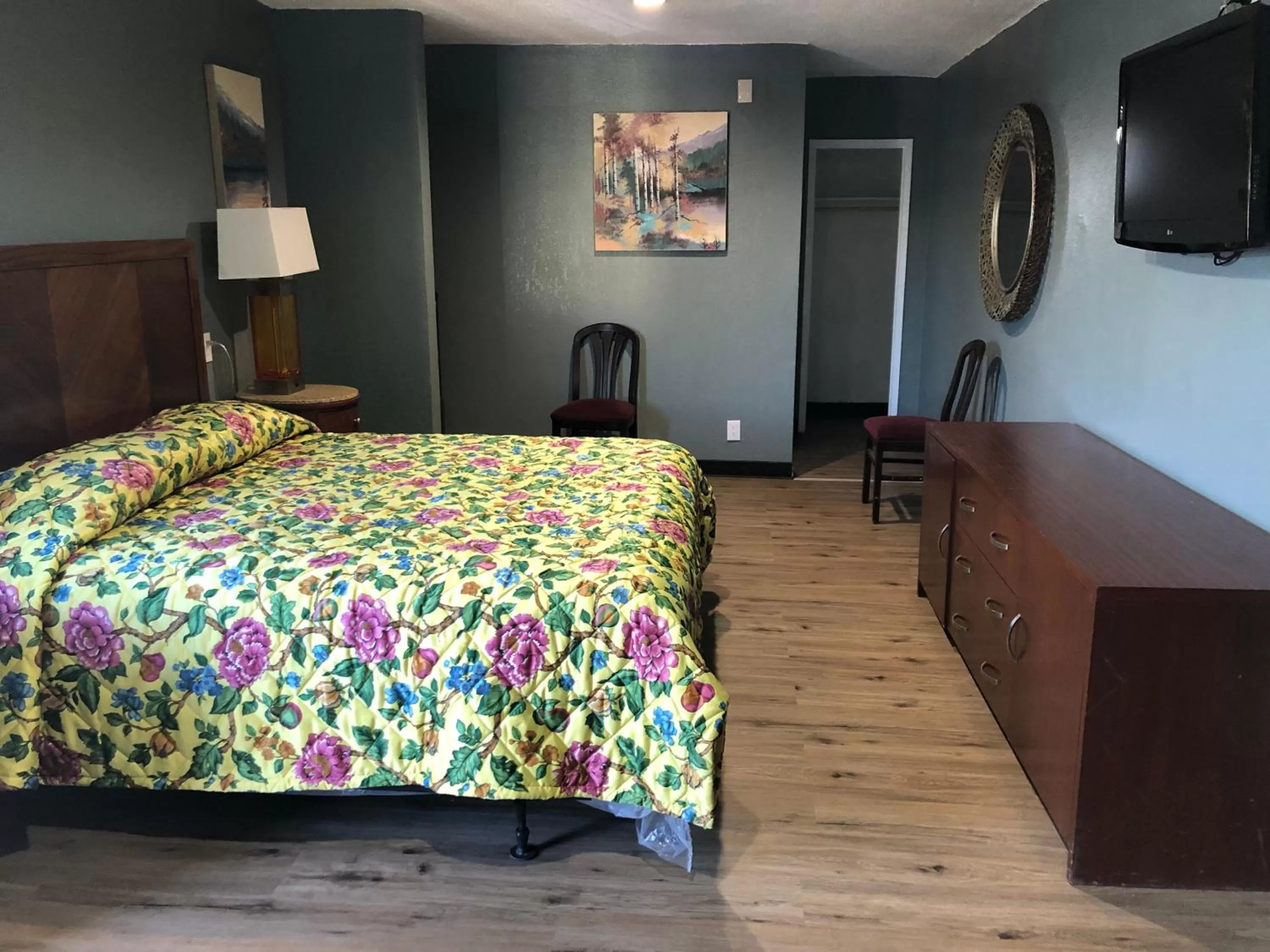 Bed in King Castle Motel