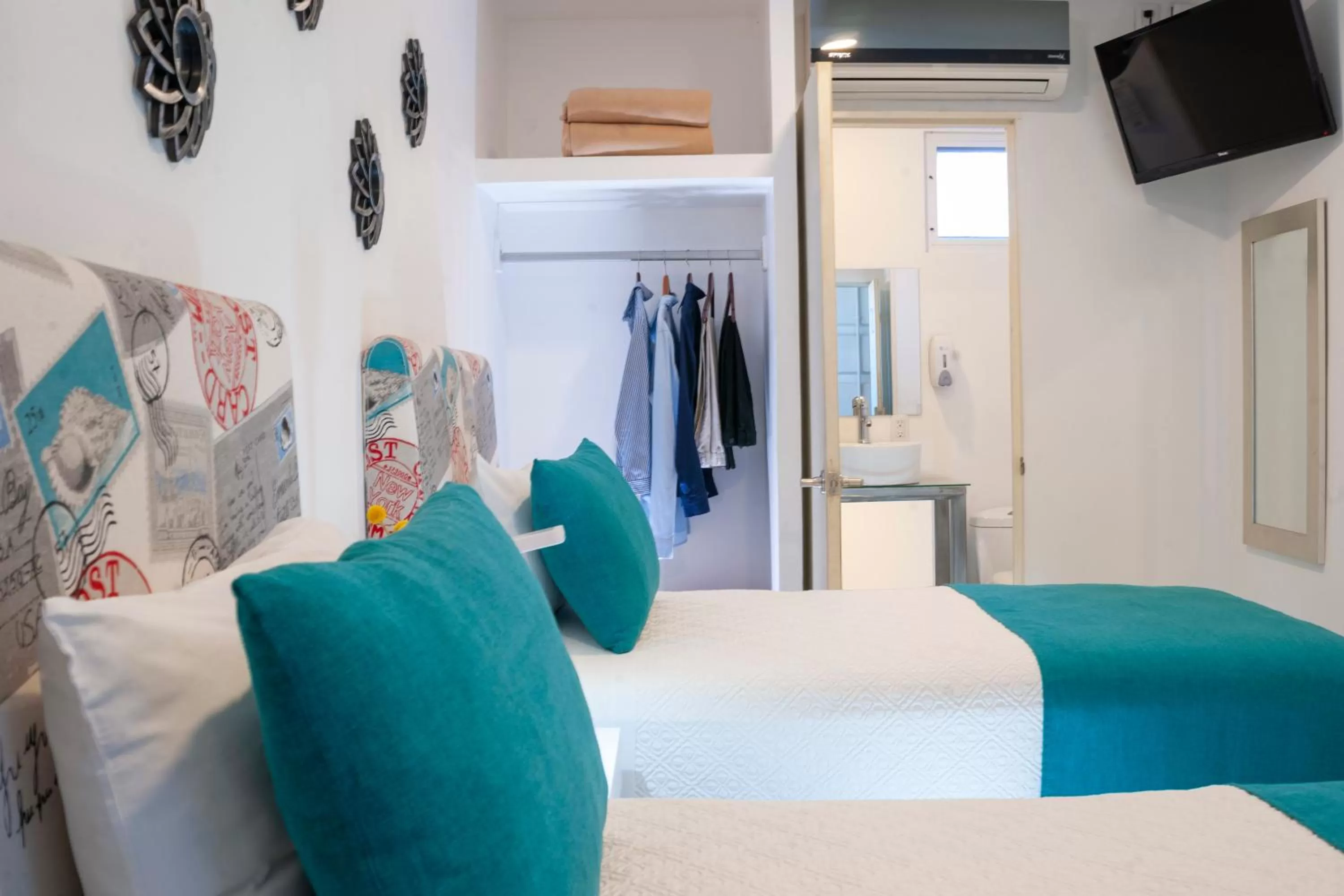 Shower, Bed in Container Inn Hotel Aeropuerto