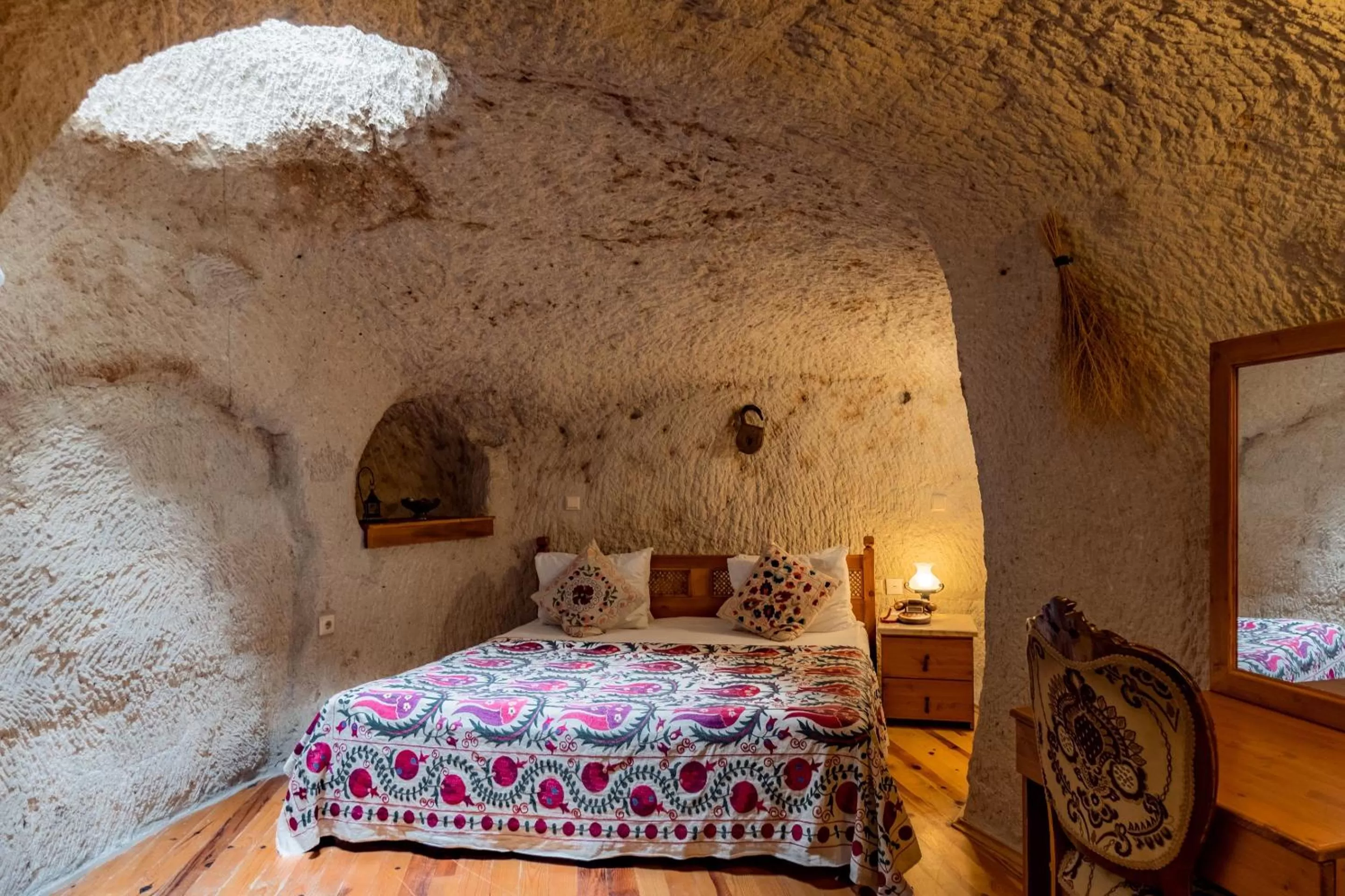 Bedroom, Bed in Amber Cave Suites
