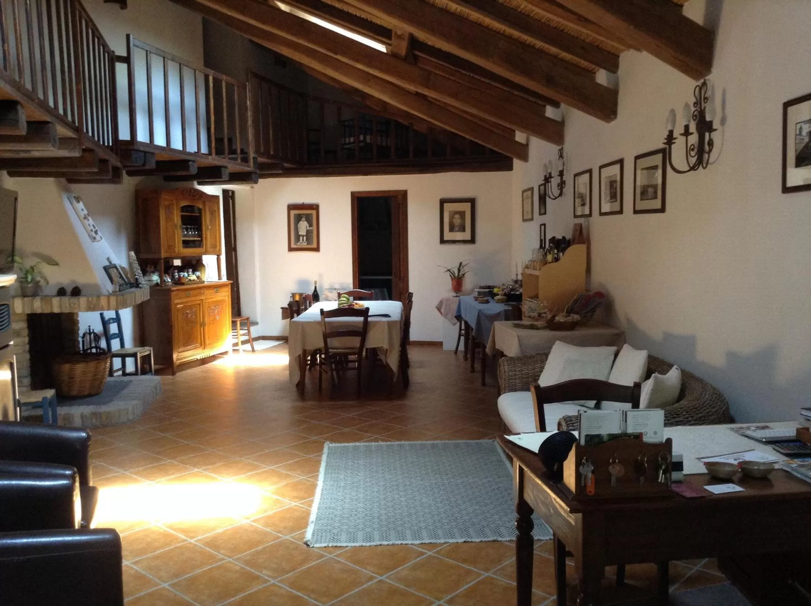 Communal lounge/ TV room in B&B Charme Sa Pardina