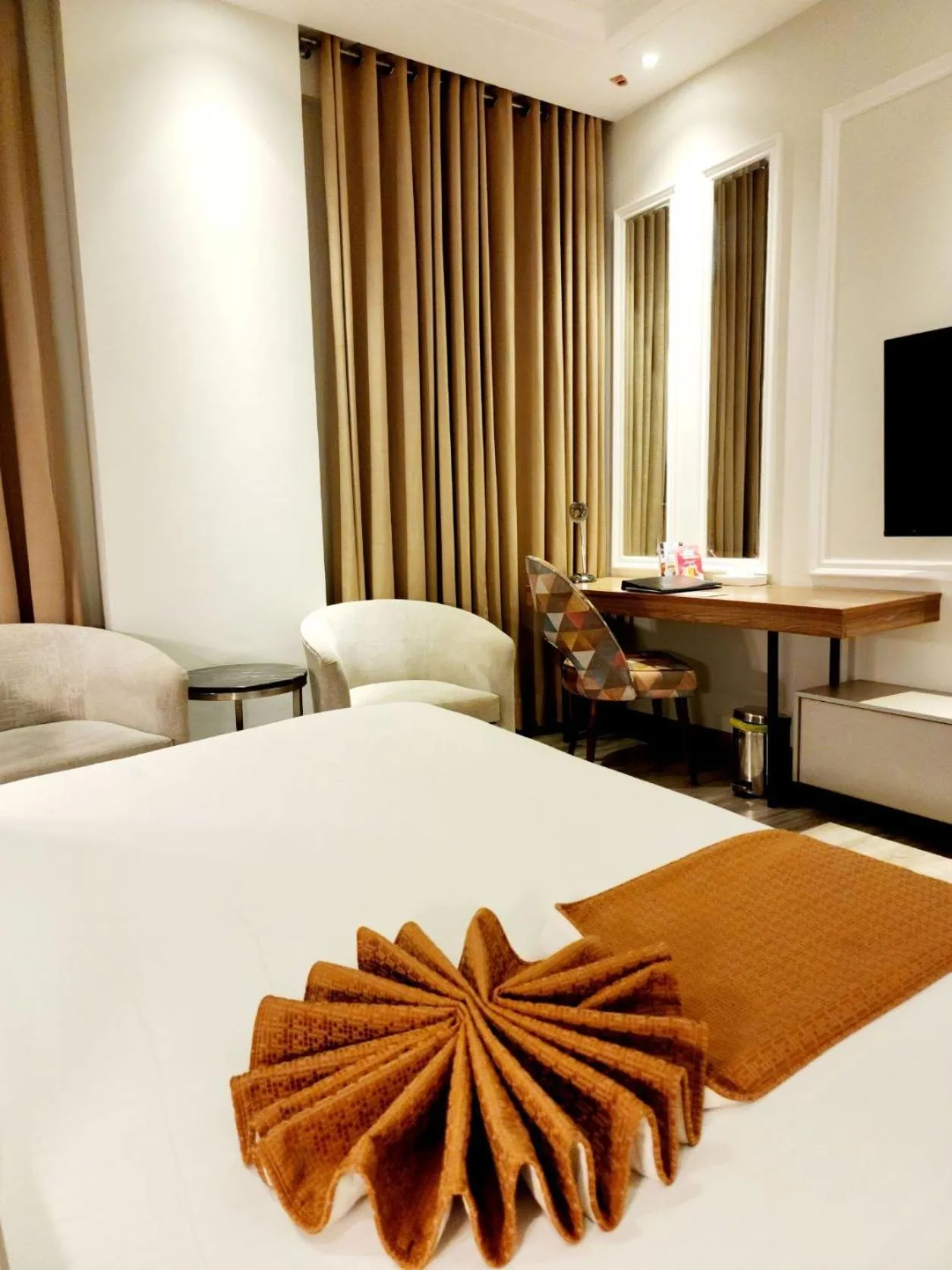 Bed in Best Western Premier Hotel Gulberg Lahore