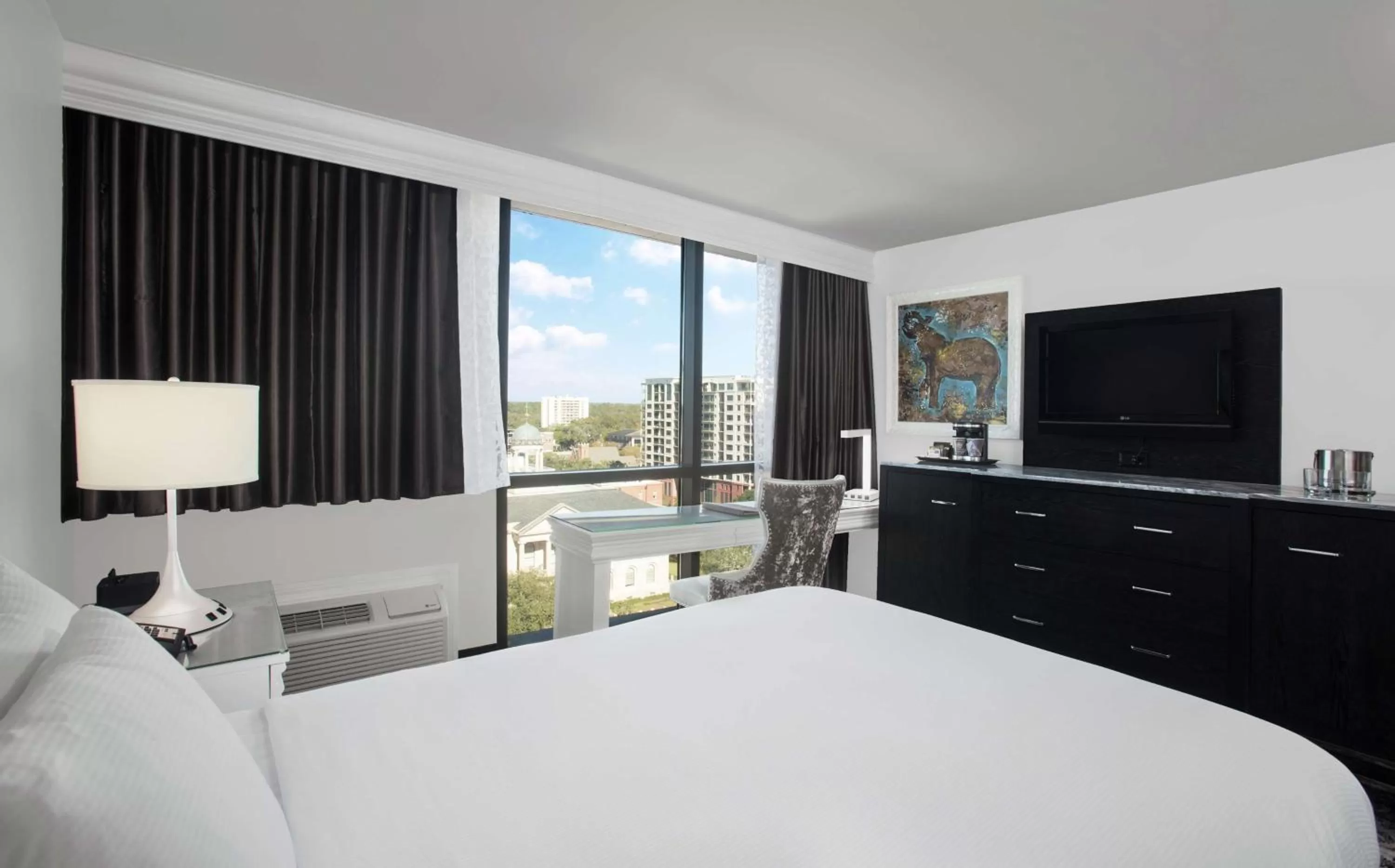 Bed in DoubleTree by Hilton Hotel Tallahassee