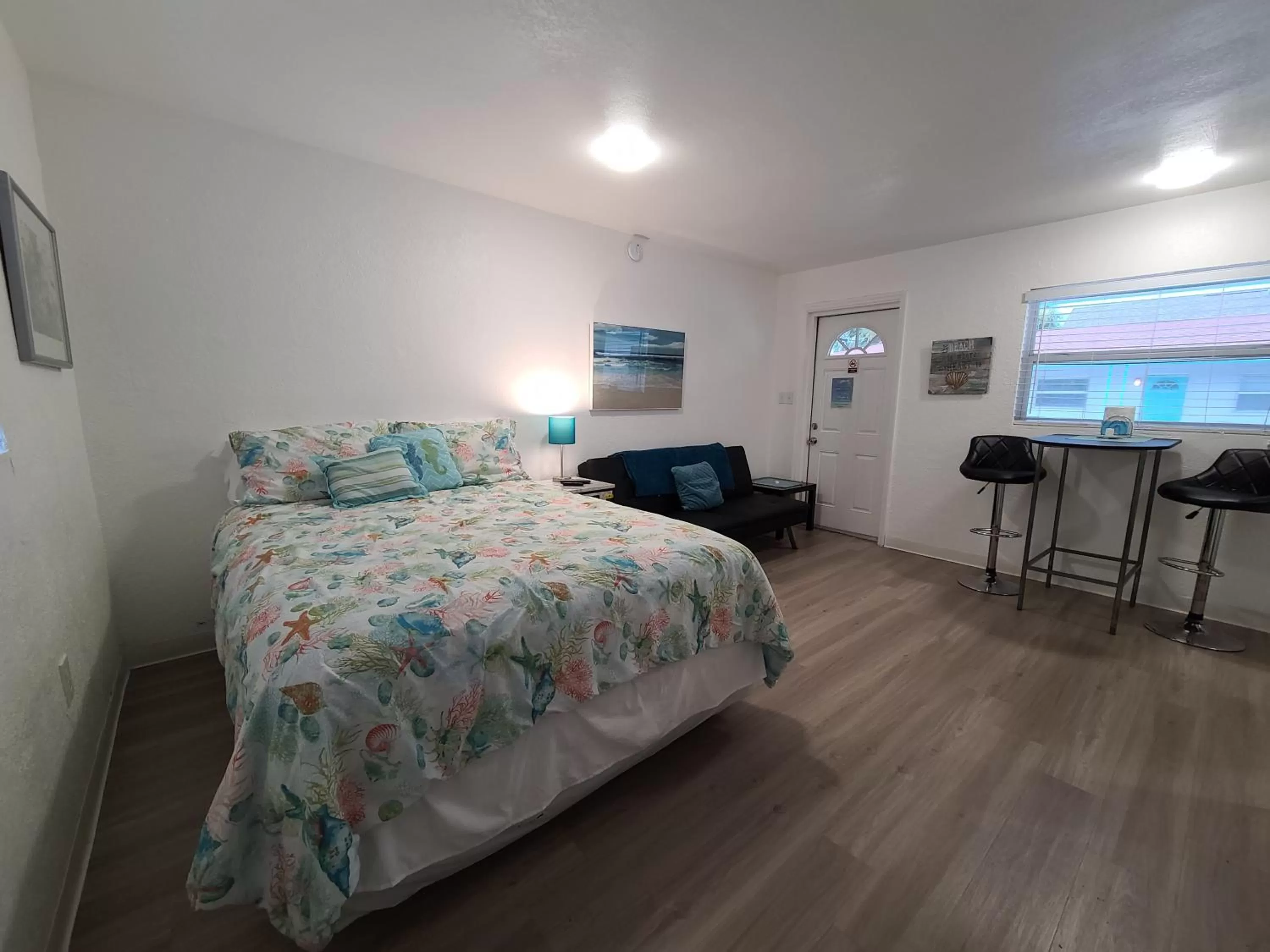 Bed in Sun Island Motel