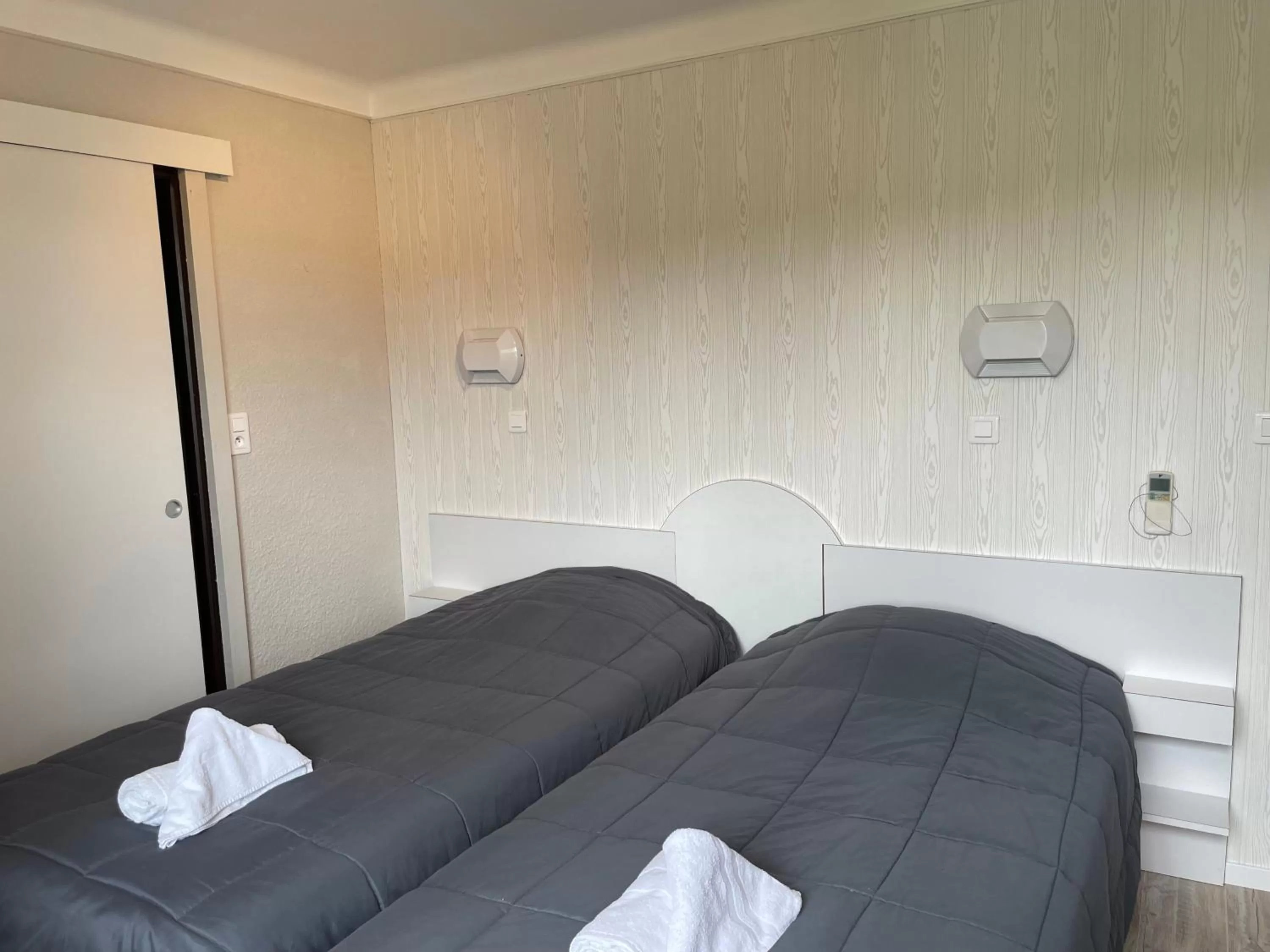 Bed in Hotel Les Chênes