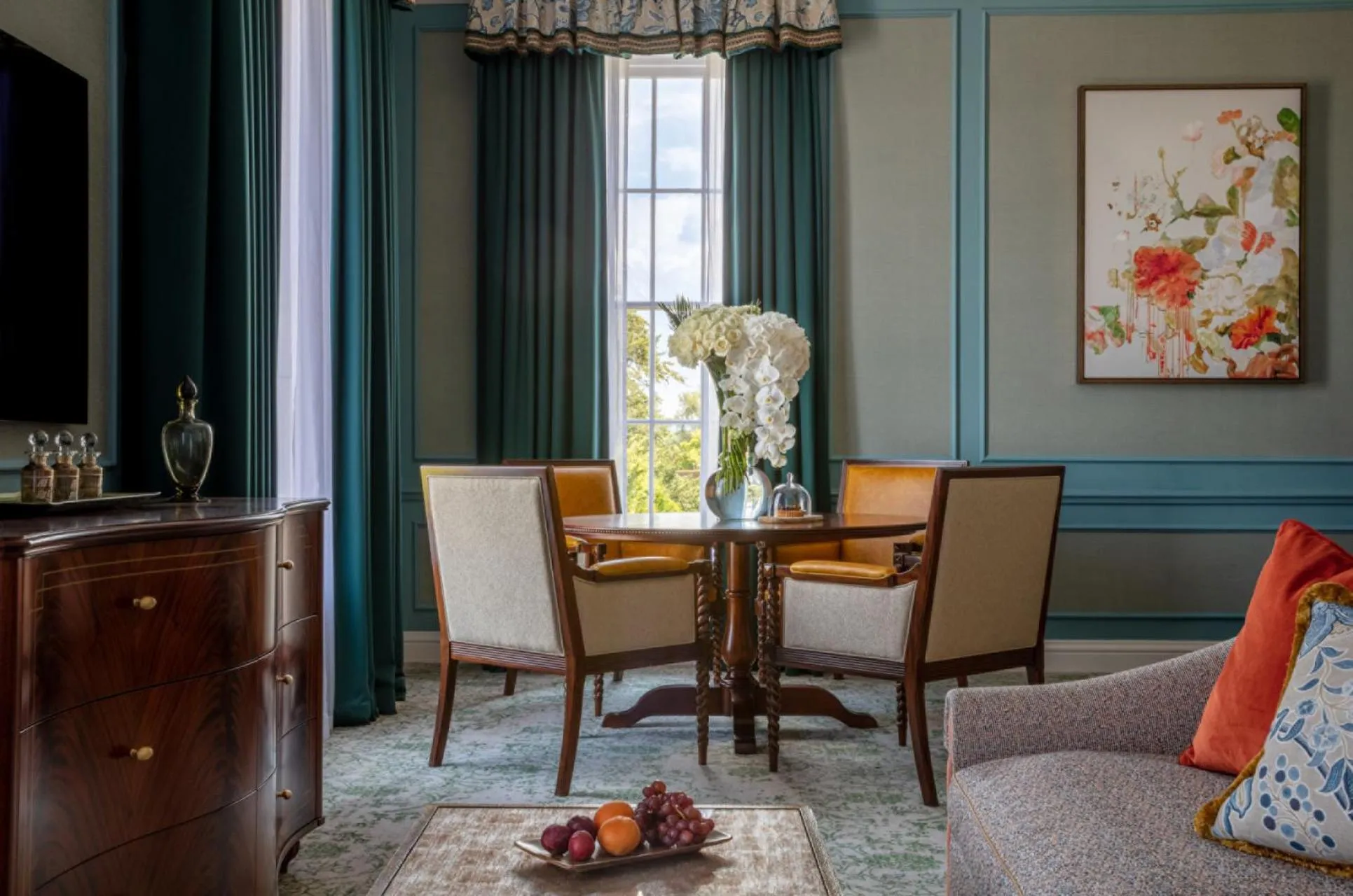 Living room in Four Seasons Hotel Hampshire