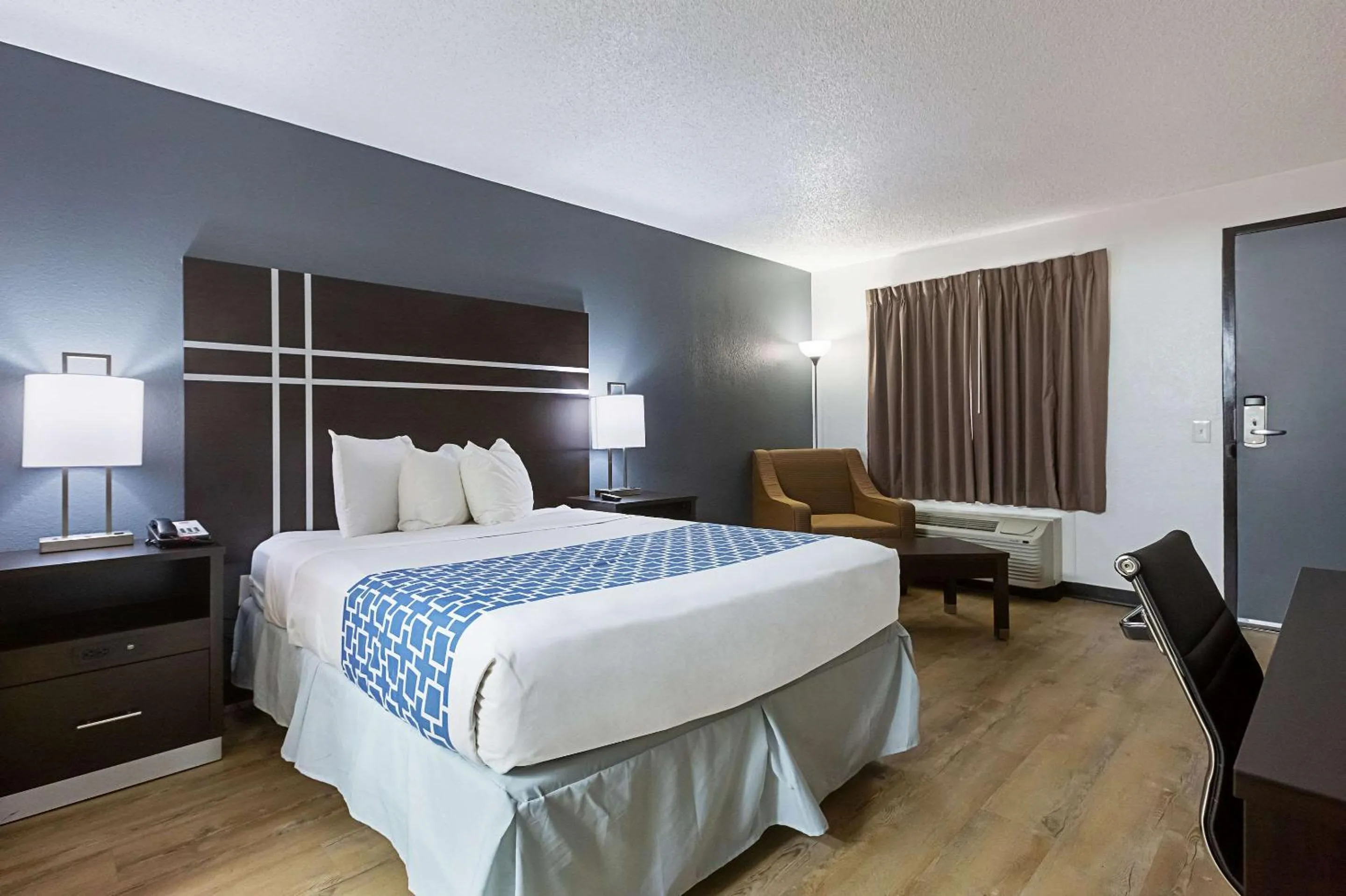 Photo of the whole room, Bed in Econo Lodge