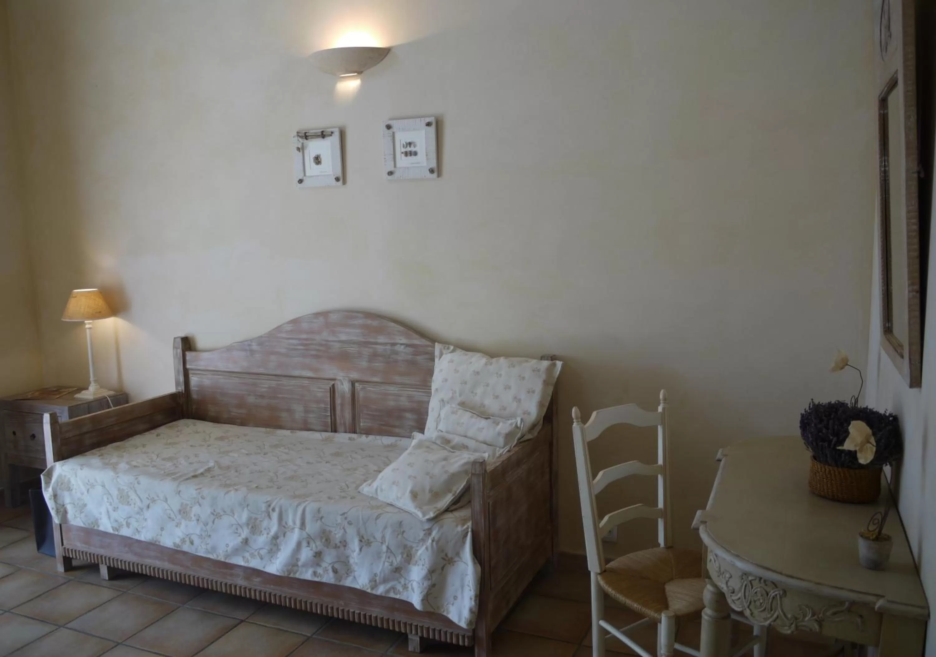 Living room, Bed in Mas des Marguerites