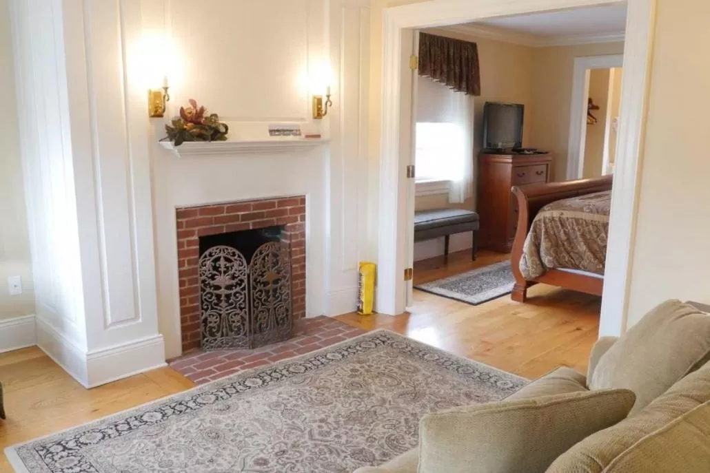 Seating area, Bed in Compass Rose Inn