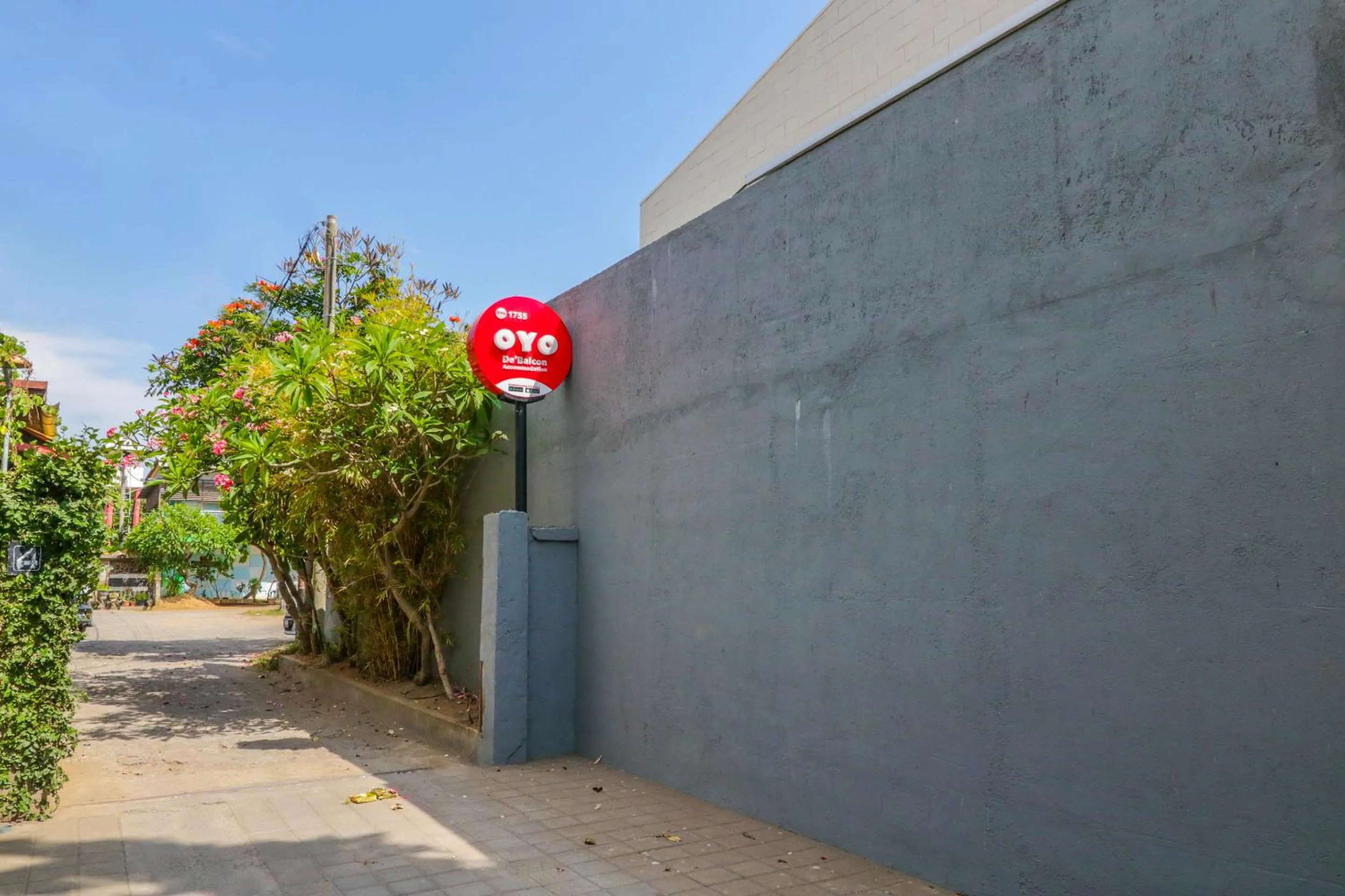 Facade/entrance, Property Building in OYO 1755 De'balcon Accomodation