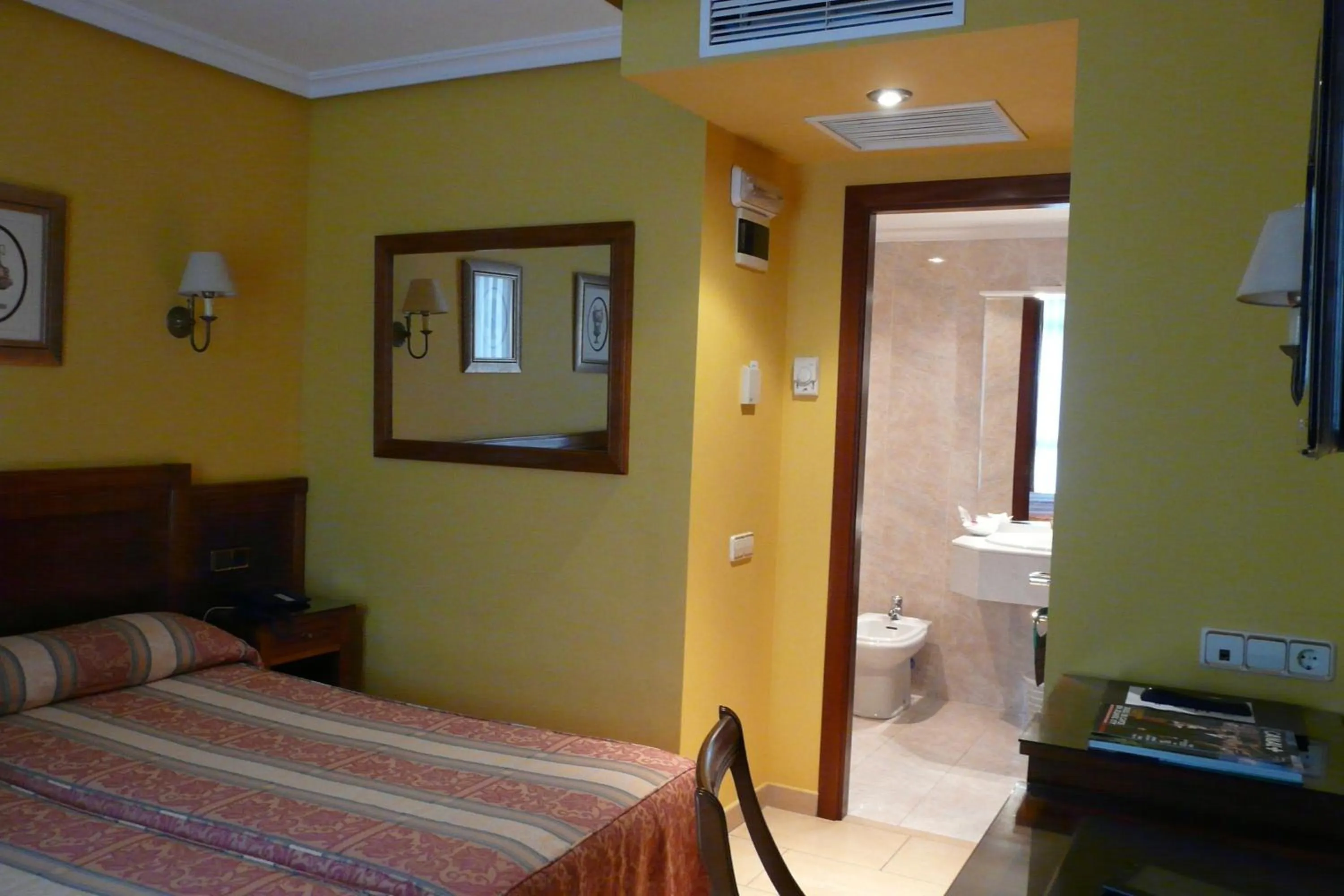 Photo of the whole room, Bed in Idh Angel