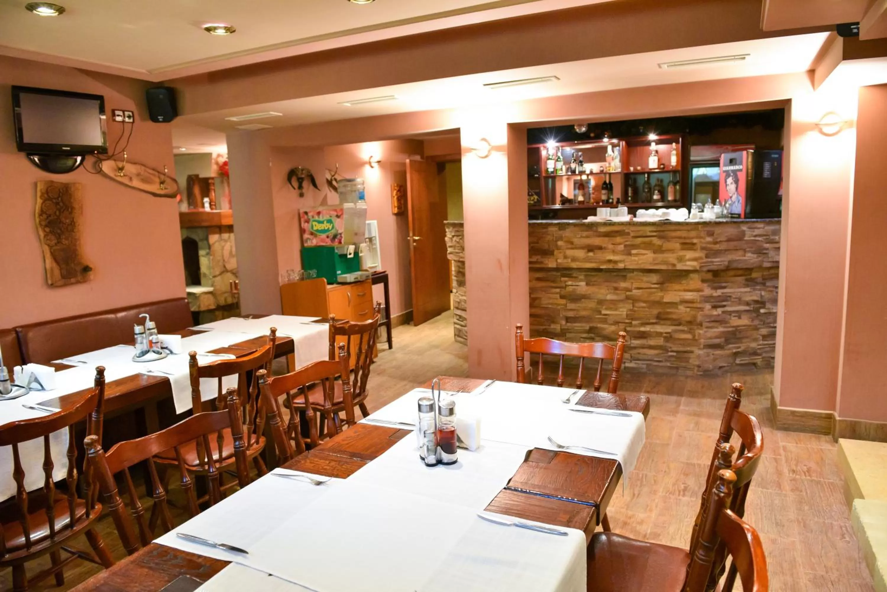 Restaurant/places to eat in Martin Club Hotel