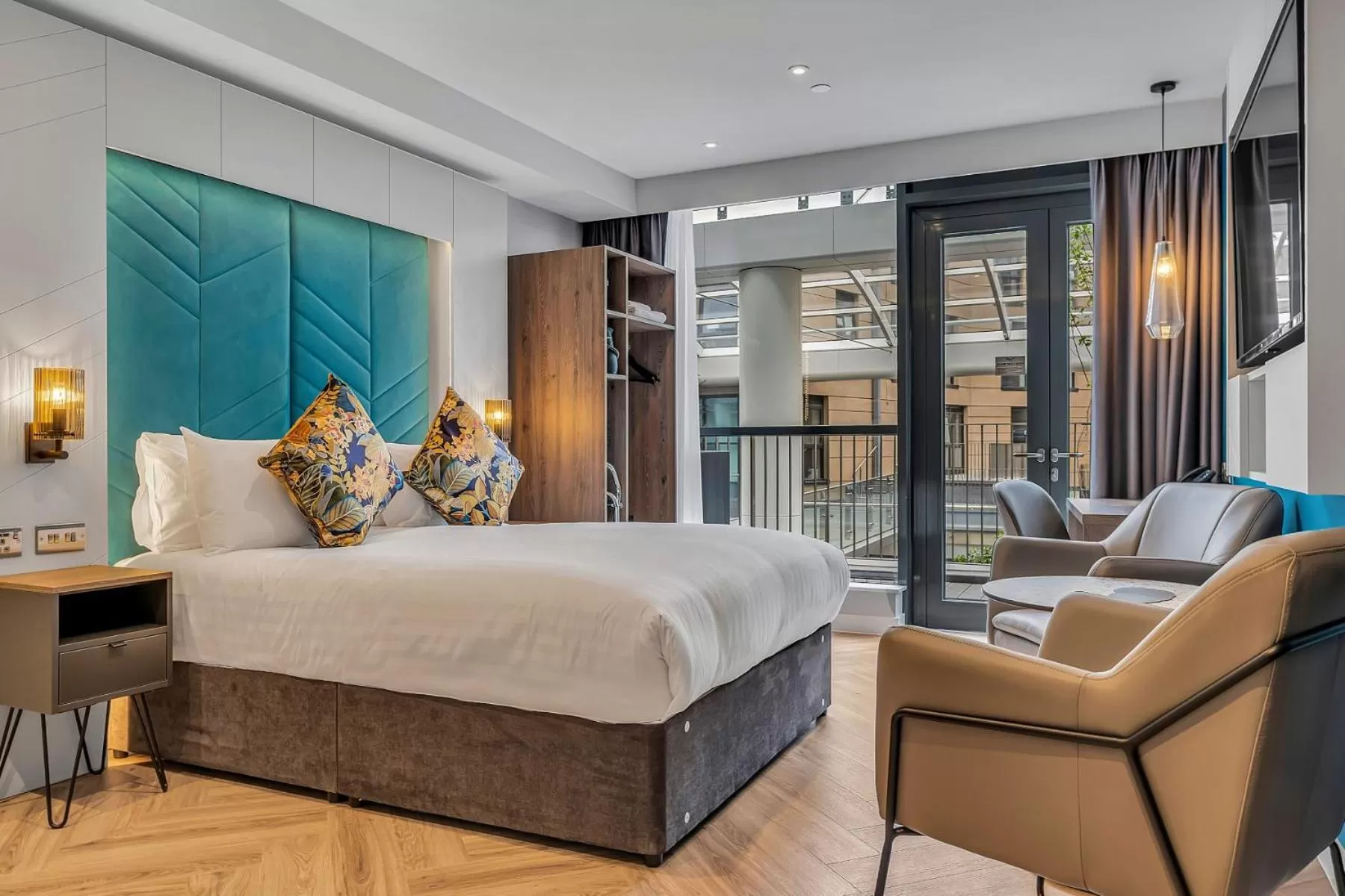 Photo of the whole room, Bed in Roomzzz Edinburgh