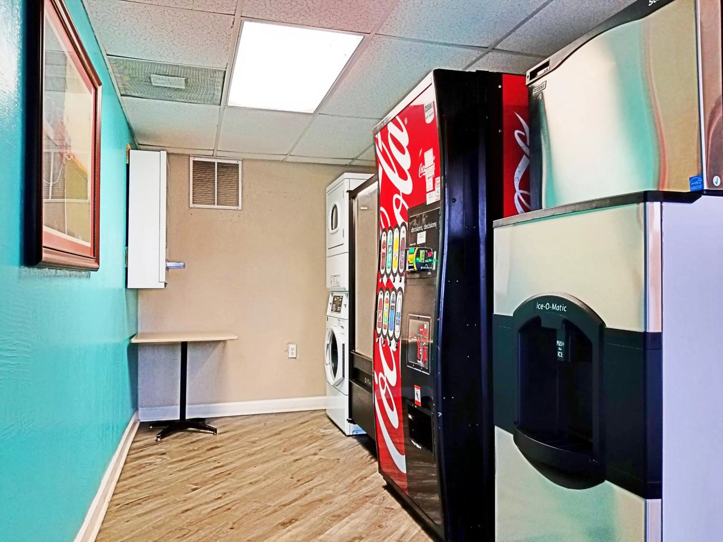 Food and drinks in Howard Johnson by Wyndham Houston Hobby Airport