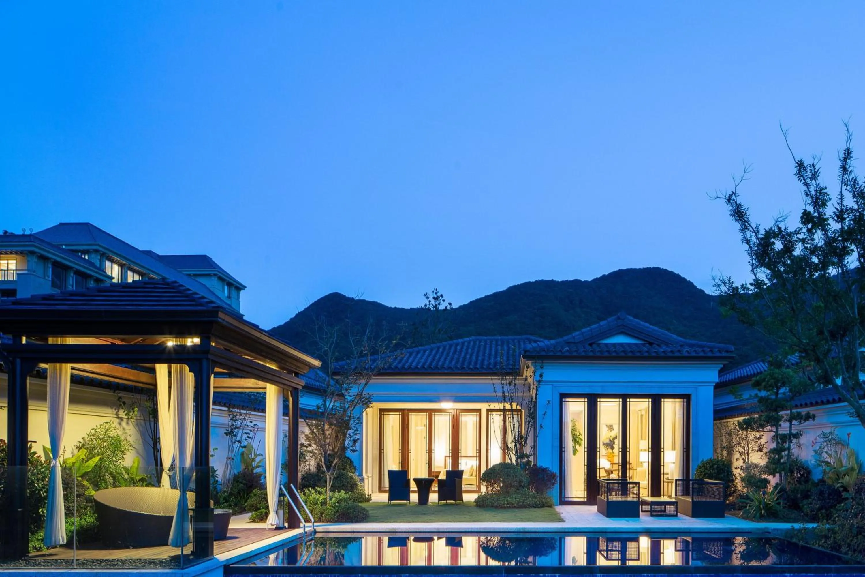 Swimming pool in The Westin Zhujiajian Resort, Zhoushan