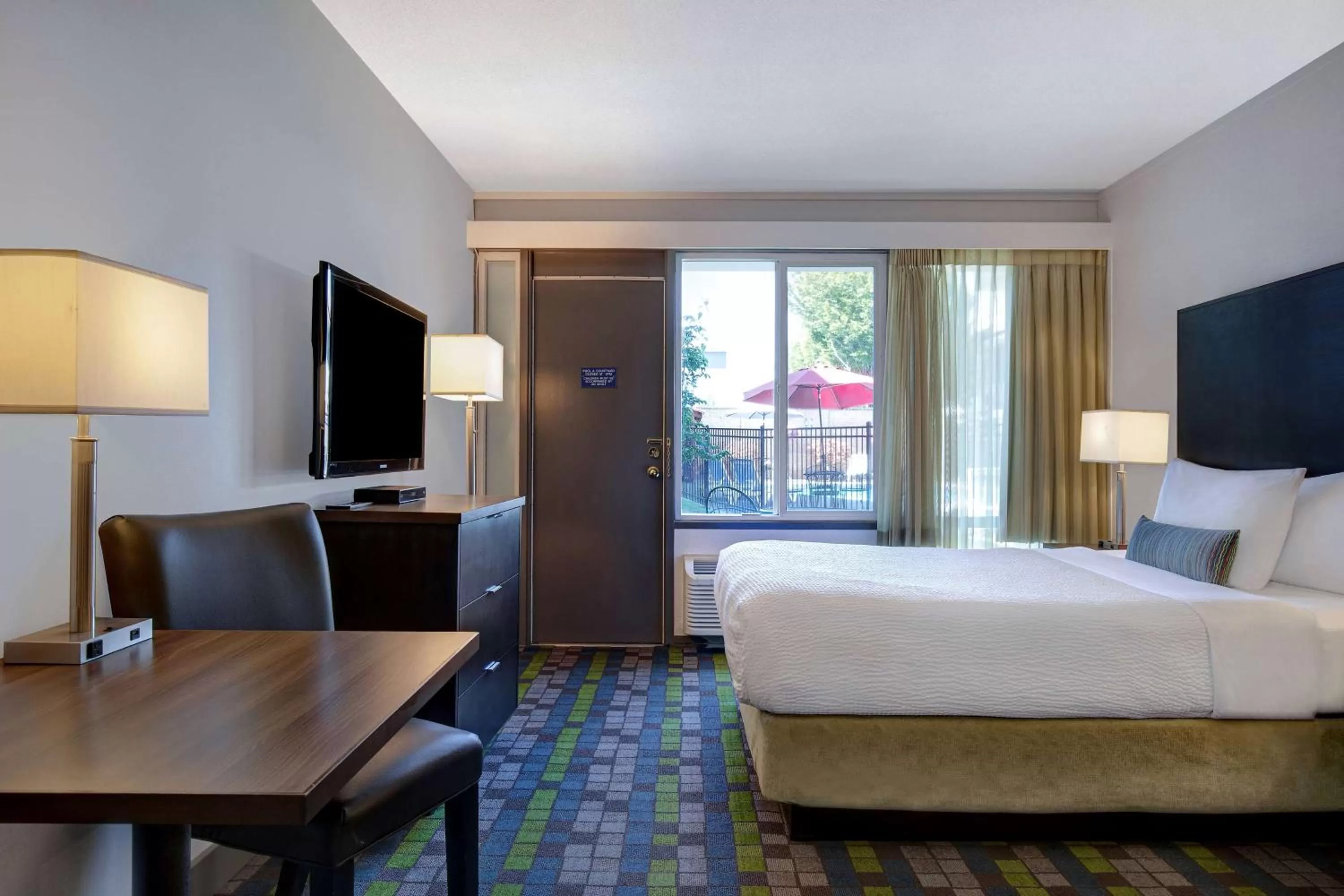 Photo of the whole room, Bed in Days Inn by Wyndham Victoria Airport Sidney