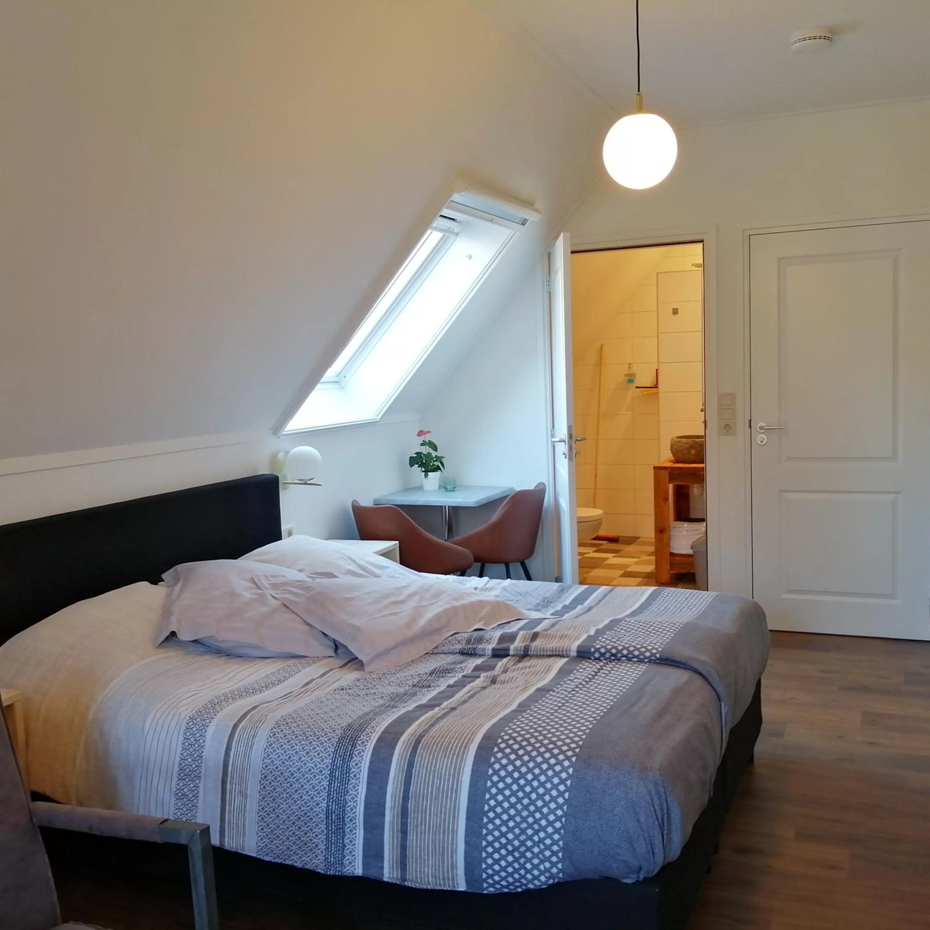 Photo of the whole room, Bed in Veenemaat