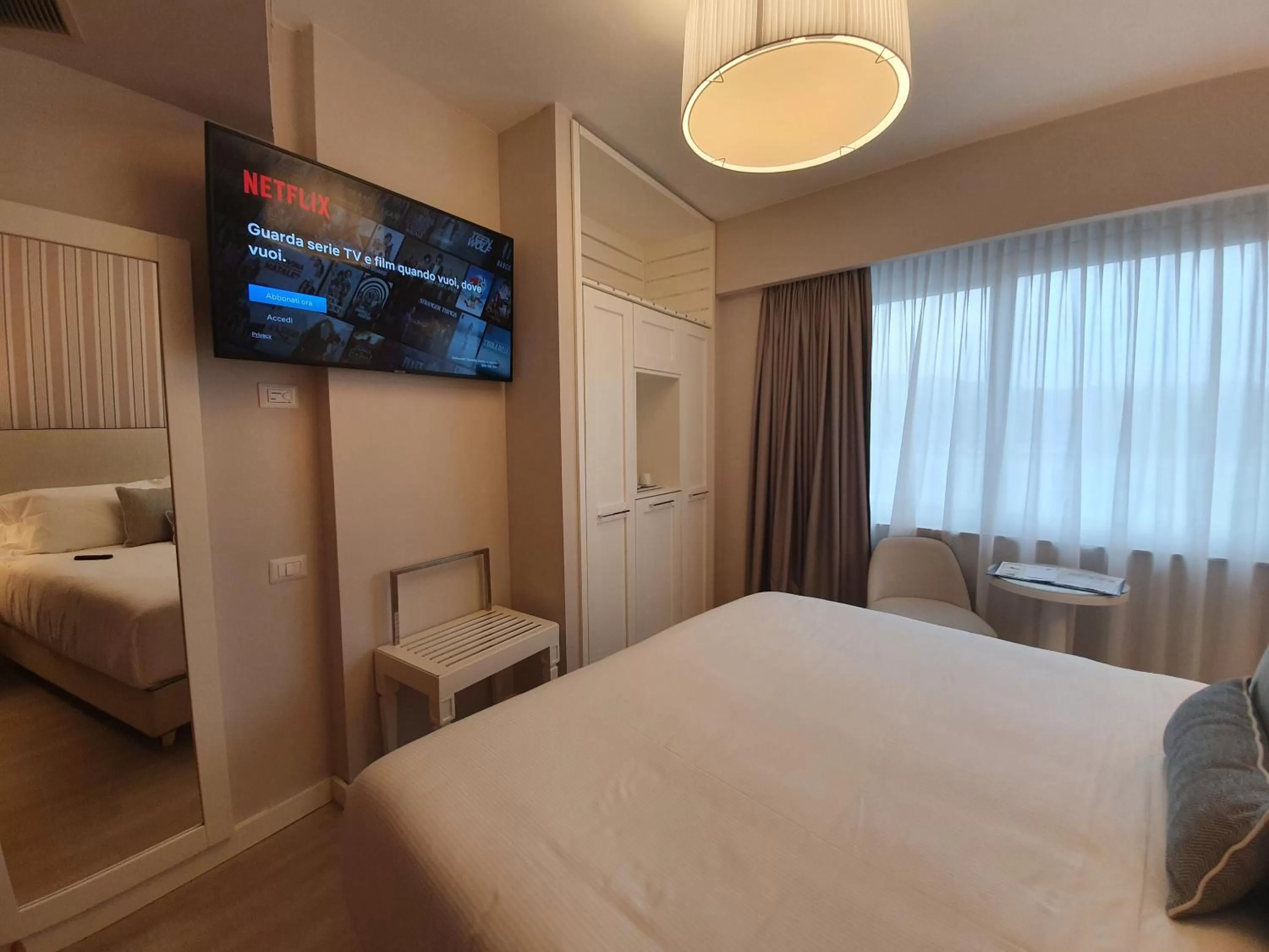 TV and multimedia, Bed in Hotel Plaza