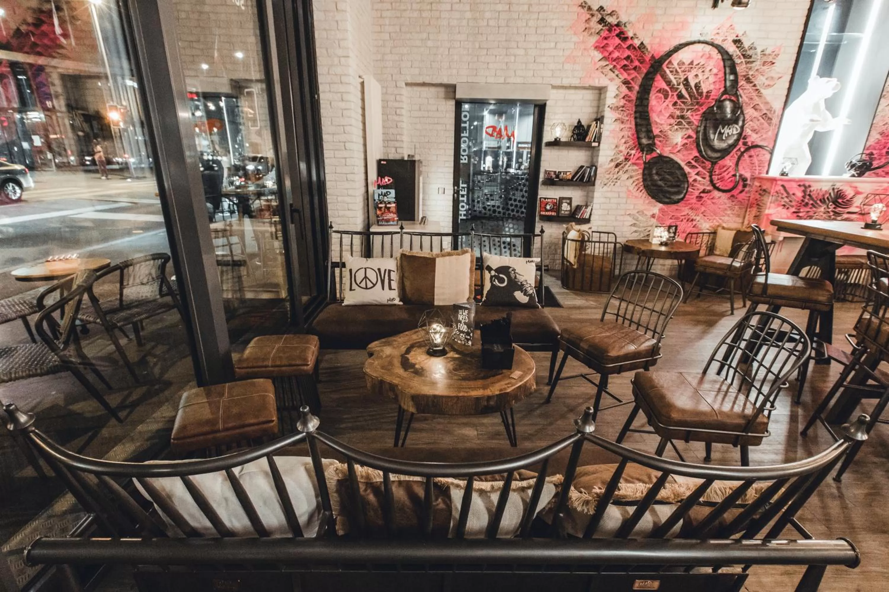 Restaurant/places to eat in ibis Styles Lausanne Center MadHouse