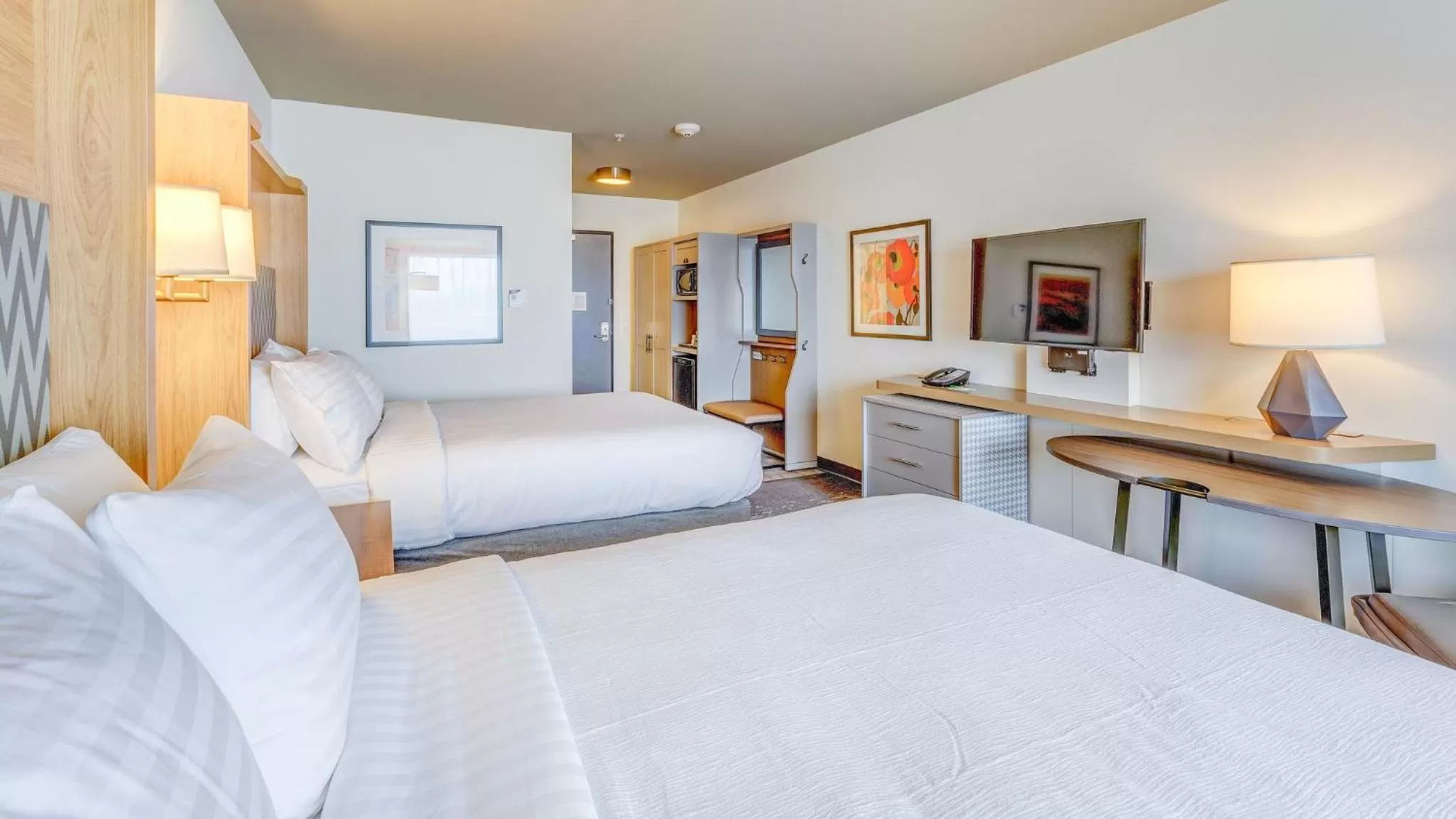 Photo of the whole room, Bed in Holiday Inn & Suites Bellingham by IHG